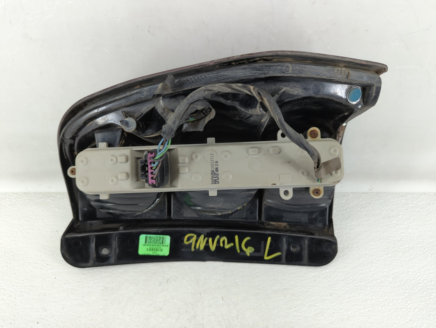 2002-2006 Chevrolet Trailblazer Ext Tail Light Assembly Driver Left OEM P/N:16530277 Fits OEM Used Auto Parts - Oemusedautop