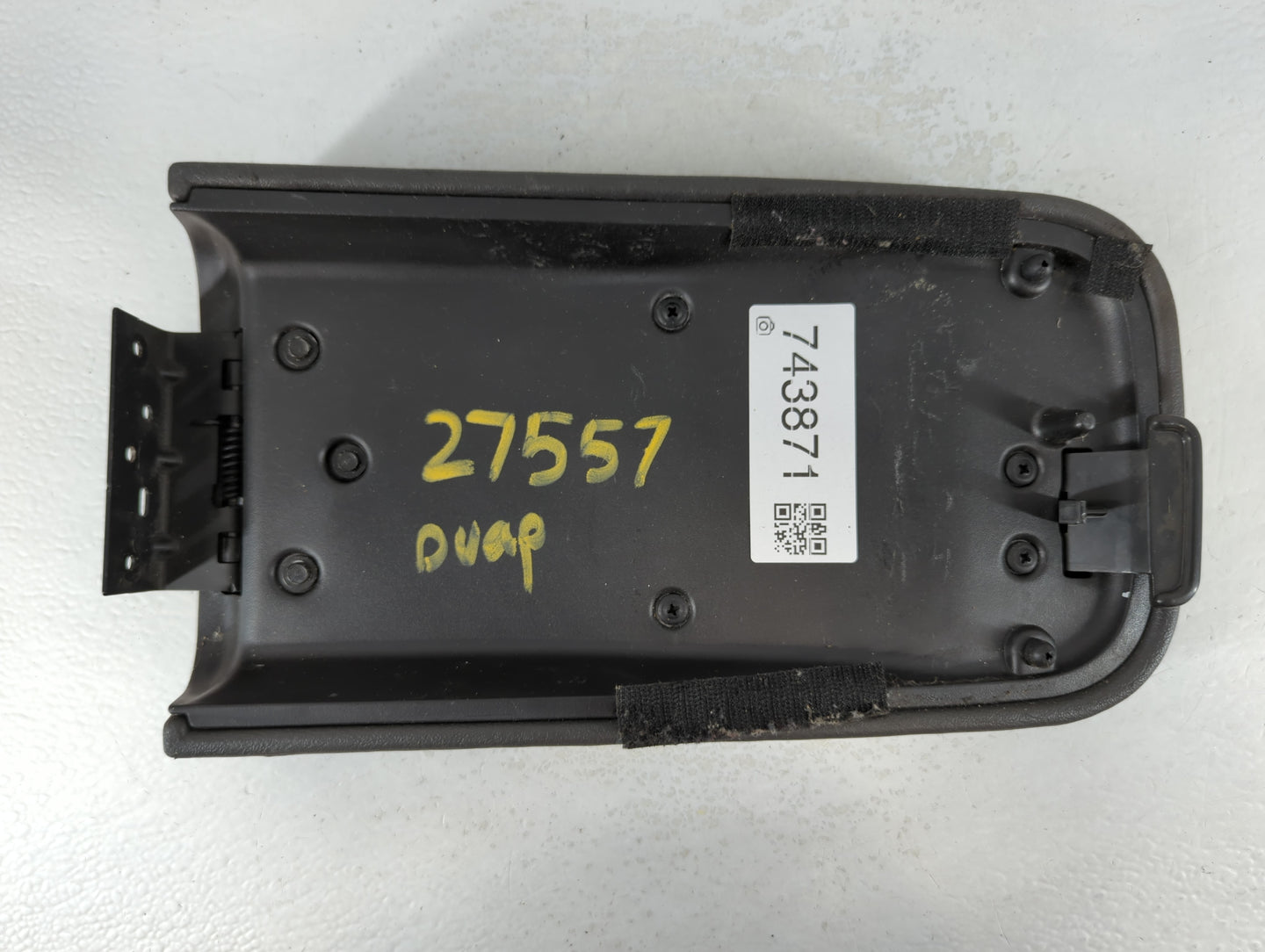 2004 Chevrolet Trailblazer Ext Center Console Armrest Cover Lid Fits OEM Used Auto Parts - Oemusedautoparts1.com