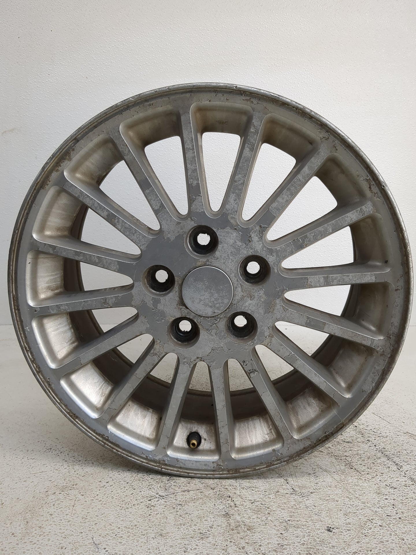 2002-2004 Chrysler Concorde Oem Wheel Rim - Oemusedautoparts1.com