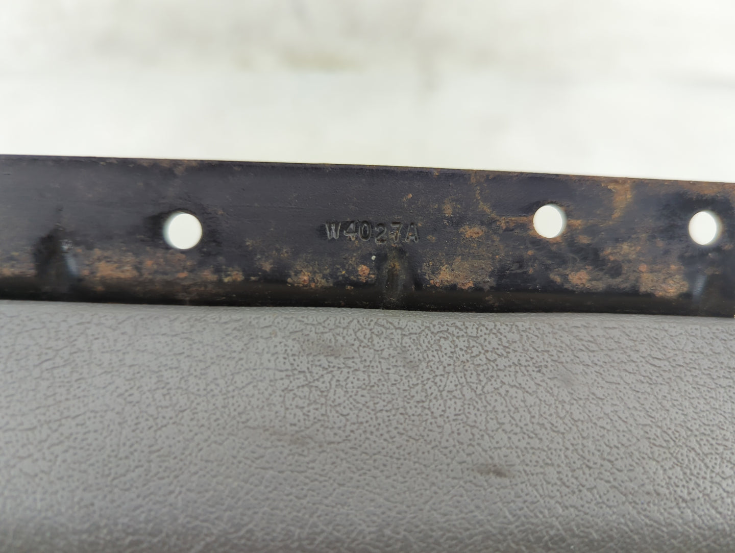 2004-2006 Dodge Durango Center Console Armrest Cover Lid P/N:W4027A Fits Fits 2004 2005 2006 OEM Used Auto Parts - Oemusedau