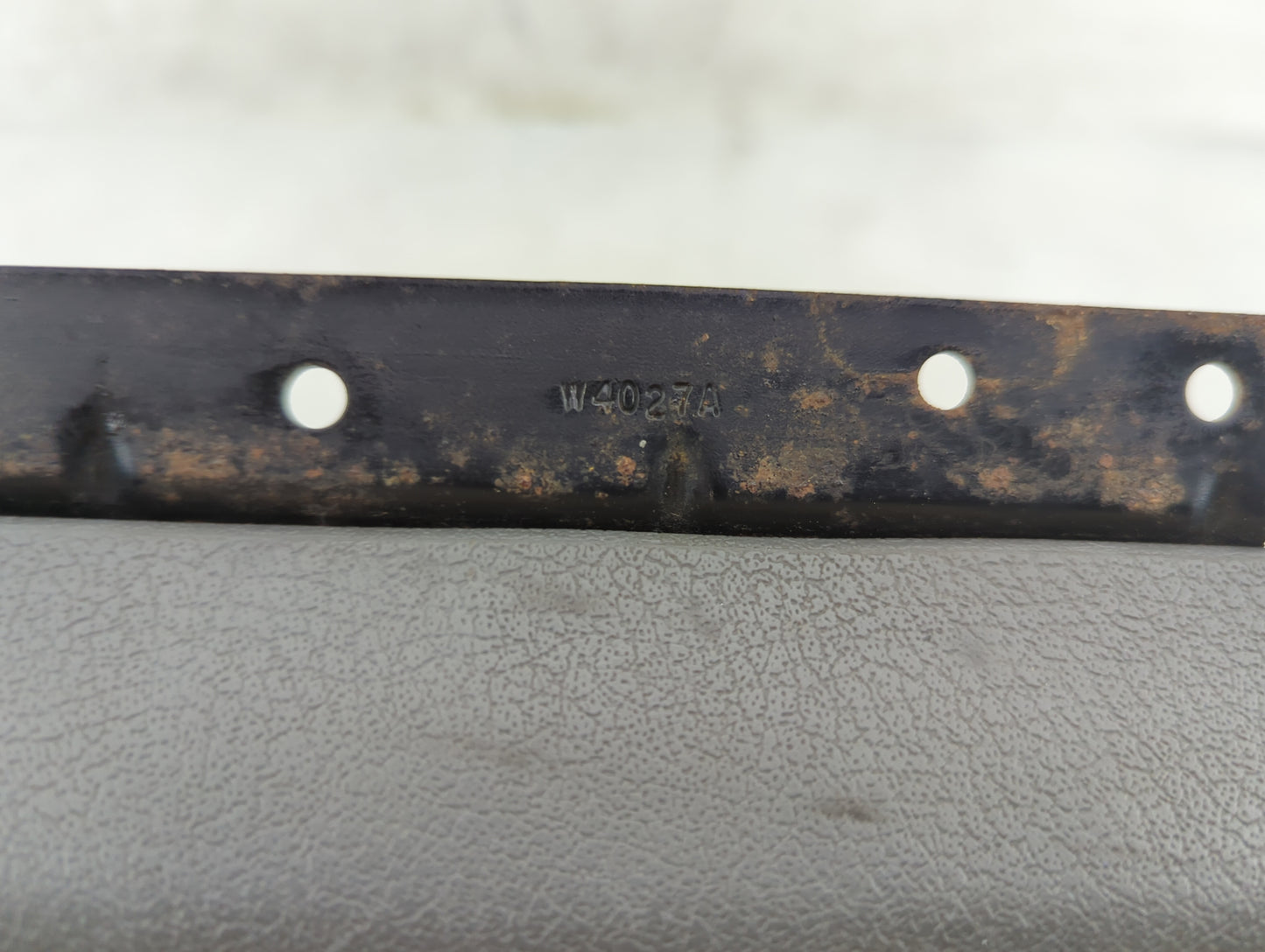 2004-2006 Dodge Durango Center Console Armrest Cover Lid P/N:W4027A Fits Fits 2004 2005 2006 OEM Used Auto Parts - Oemusedau