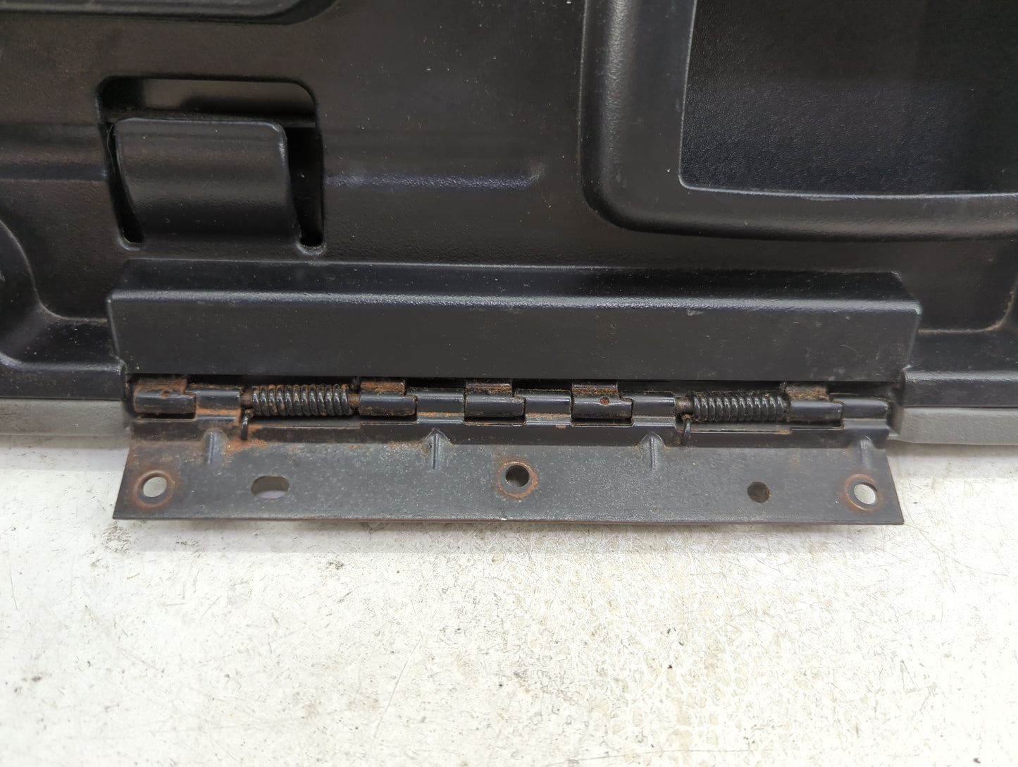 2004-2006 Dodge Durango Center Console Armrest Cover Lid P/N:W4027A Fits Fits 2004 2005 2006 OEM Used Auto Parts - Oemusedau