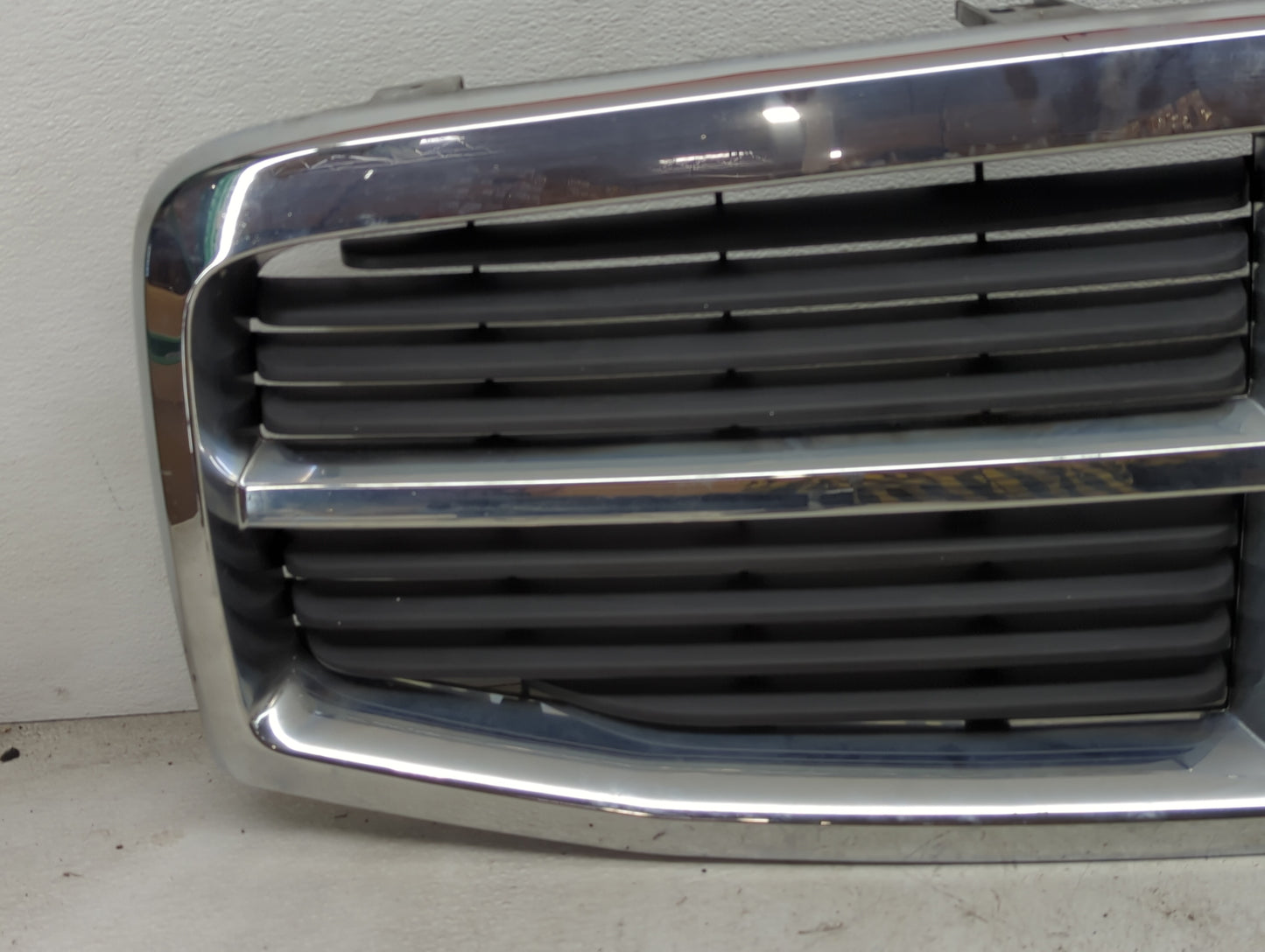 2004-2006 Dodge Durango Front Grille Bumper Not Included - Oemusedautoparts1.com