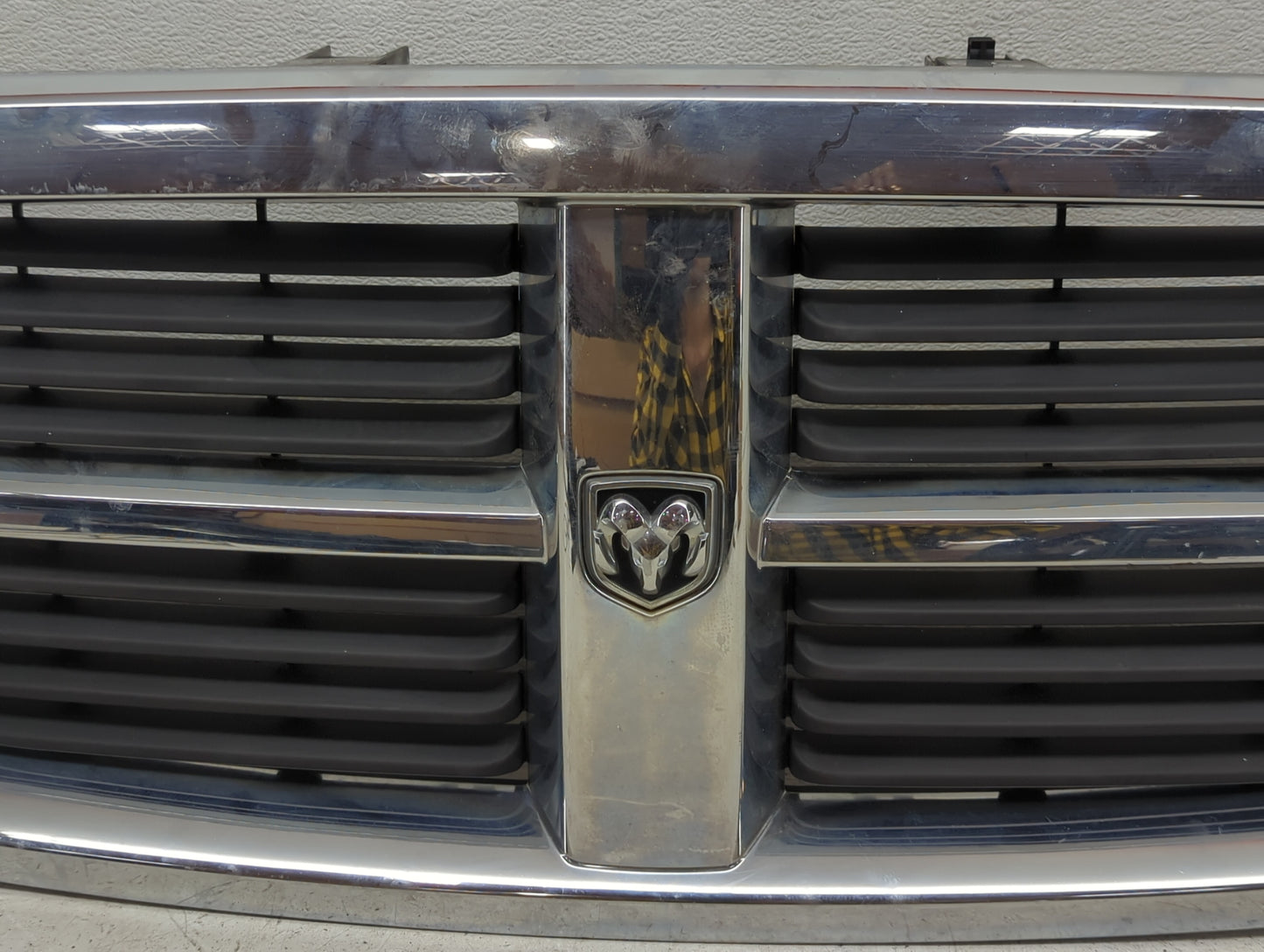 2004-2006 Dodge Durango Front Grille Bumper Not Included - Oemusedautoparts1.com