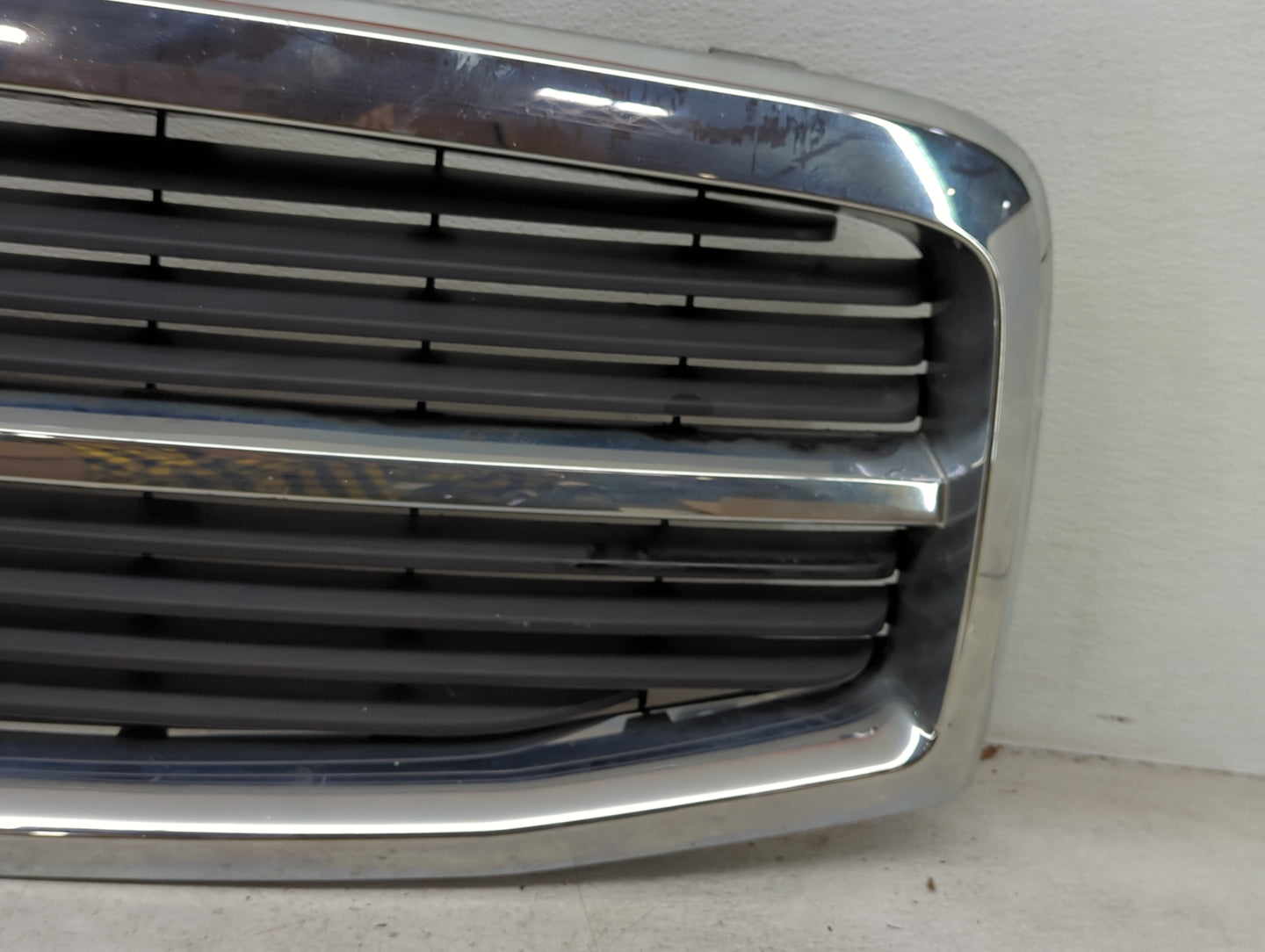 2004-2006 Dodge Durango Front Grille Bumper Not Included - Oemusedautoparts1.com