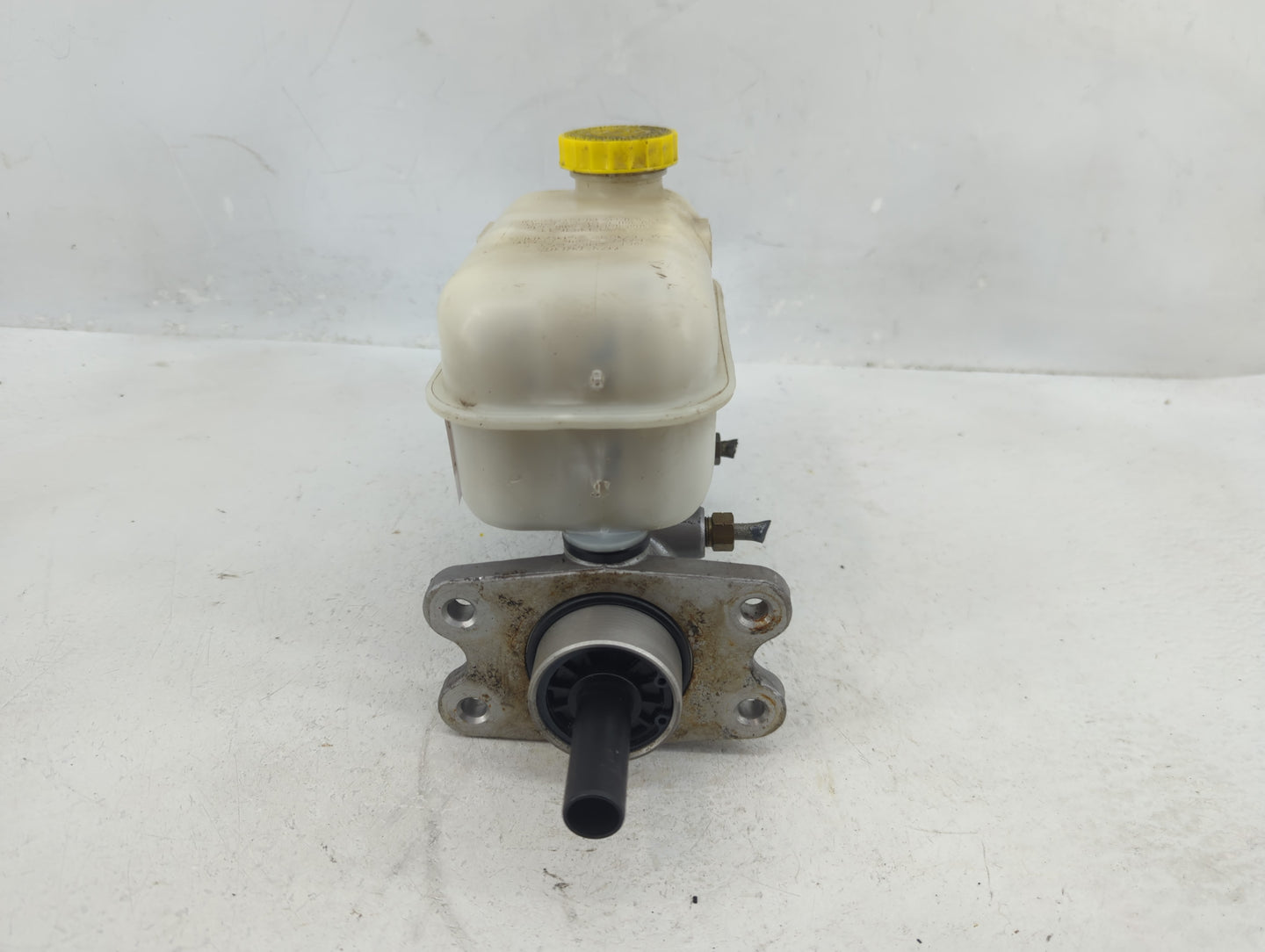 2004-2005 Dodge Durango Brake Master Cylinder 1376510 - Oemusedautoparts1.com