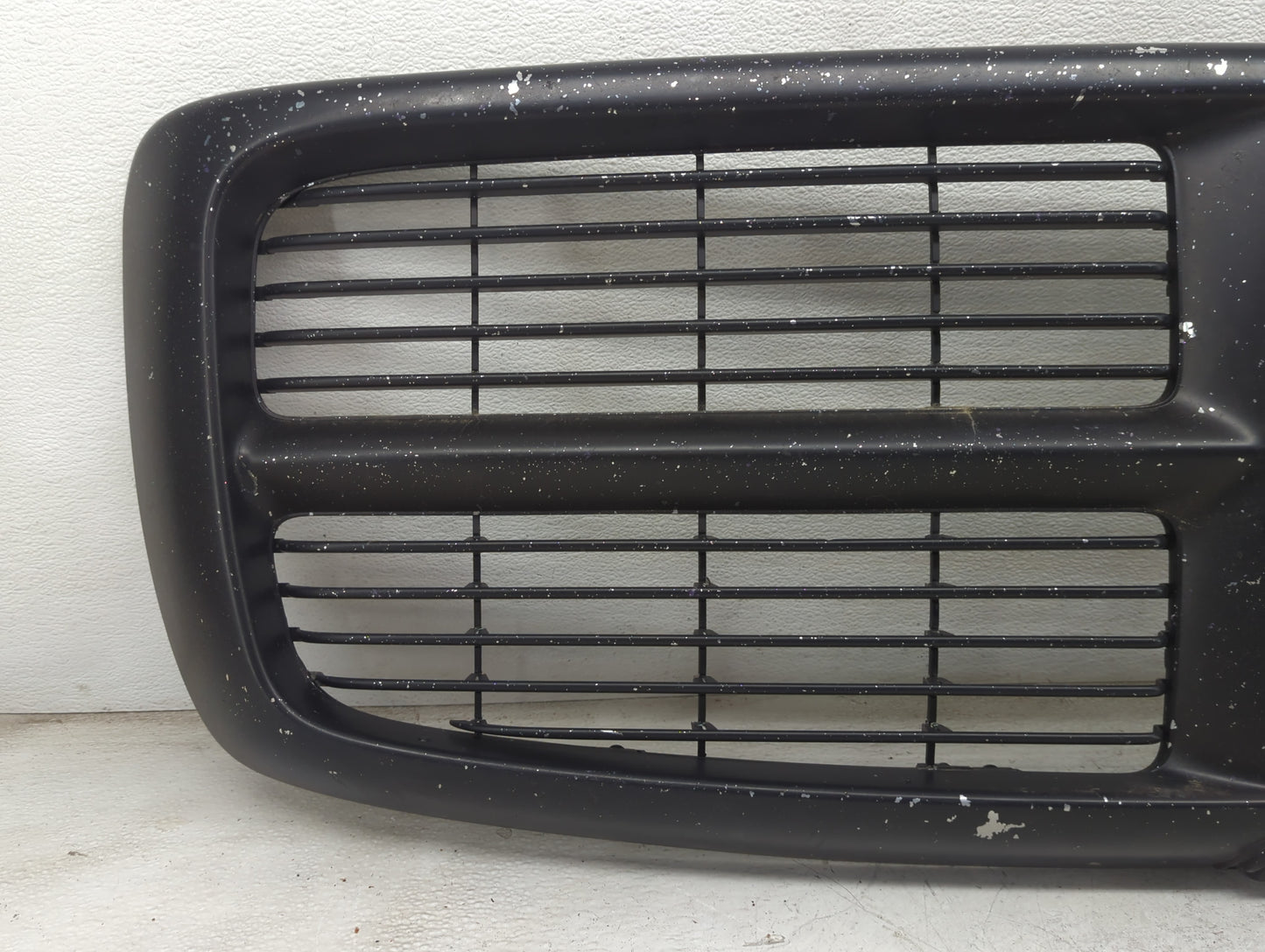 2004-2005 Dodge Ram 1500 Front Bumper Grille - Oemusedautoparts1.com