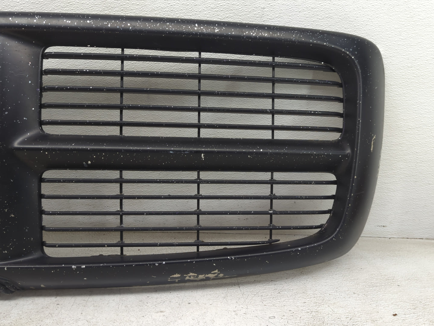 2004-2005 Dodge Ram 1500 Front Bumper Grille - Oemusedautoparts1.com