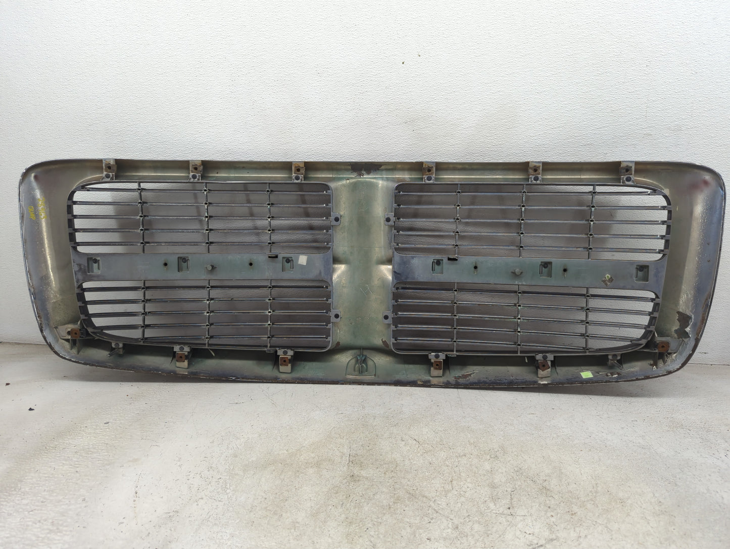 2004-2005 Dodge Ram 1500 Front Bumper Grille - Oemusedautoparts1.com