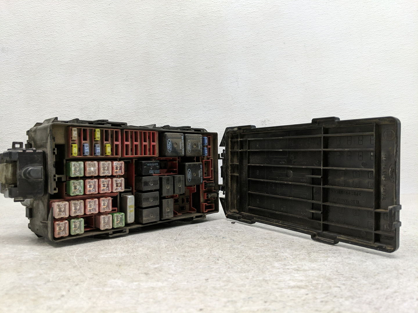 2003-2005 Ford Crown Victoria Fusebox Fuse Box Panel Relay Module P/N:3W1T-14536-A Fits Fits 2003 2004 2005 OEM Used Auto Pa