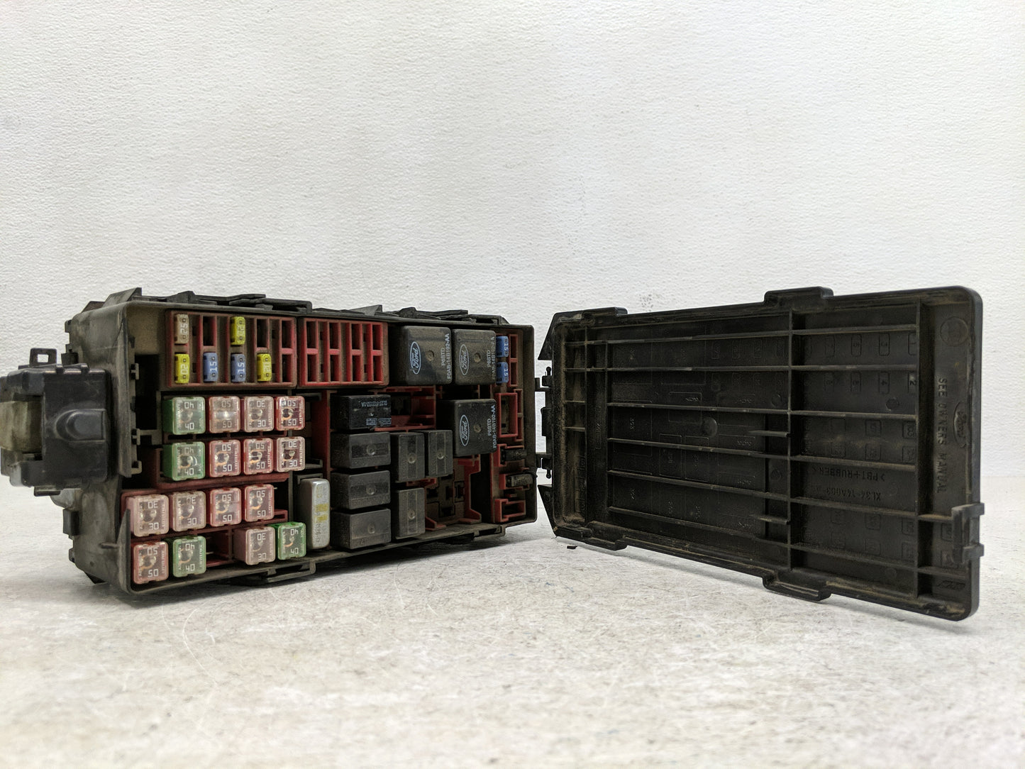 2003-2005 Ford Crown Victoria Fusebox Fuse Box Panel Relay Module P/N:3W1T-14536-A Fits Fits 2003 2004 2005 OEM Used Auto Pa