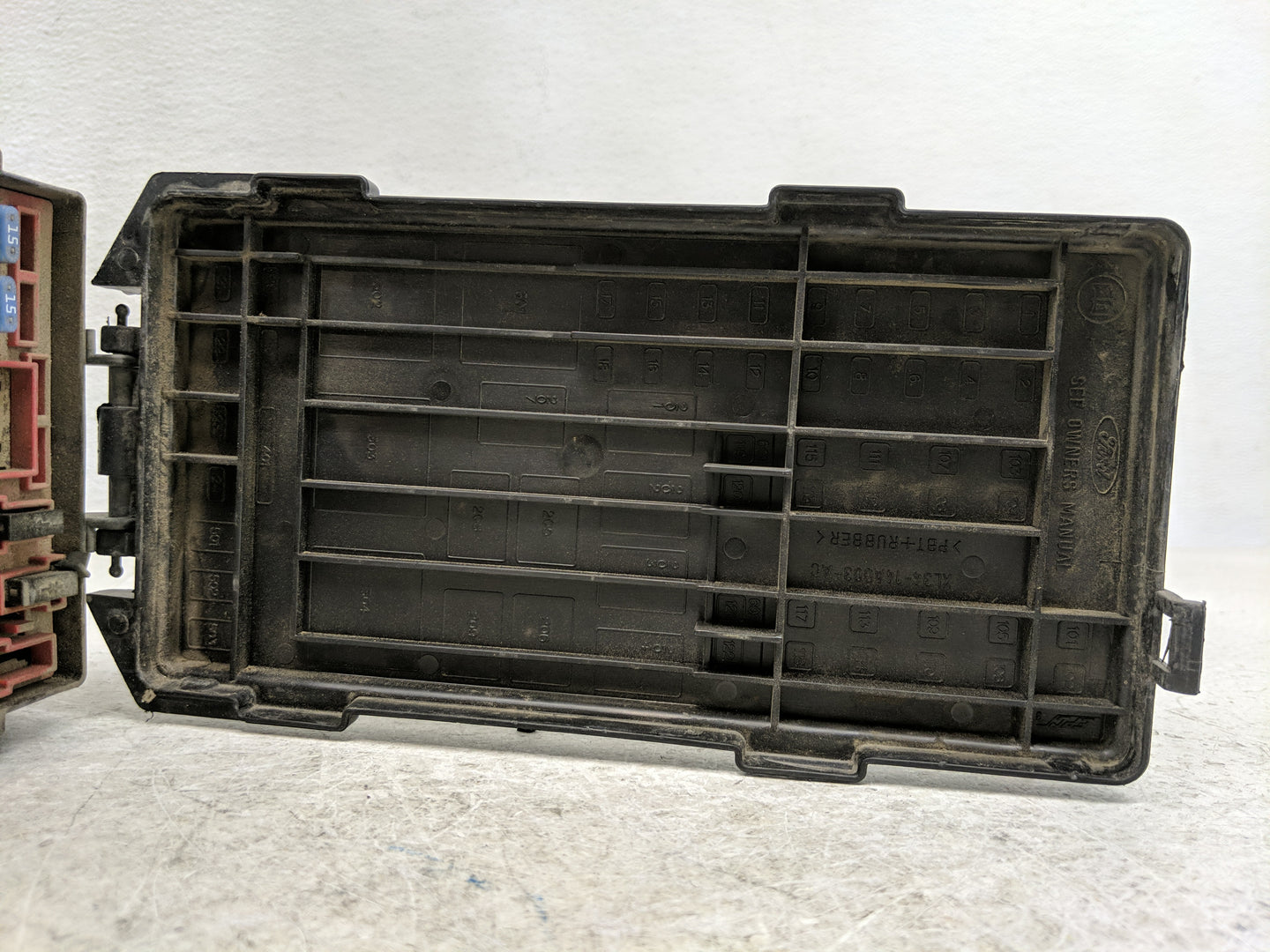 2003-2005 Ford Crown Victoria Fusebox Fuse Box Panel Relay Module P/N:3W1T-14536-A Fits Fits 2003 2004 2005 OEM Used Auto Pa