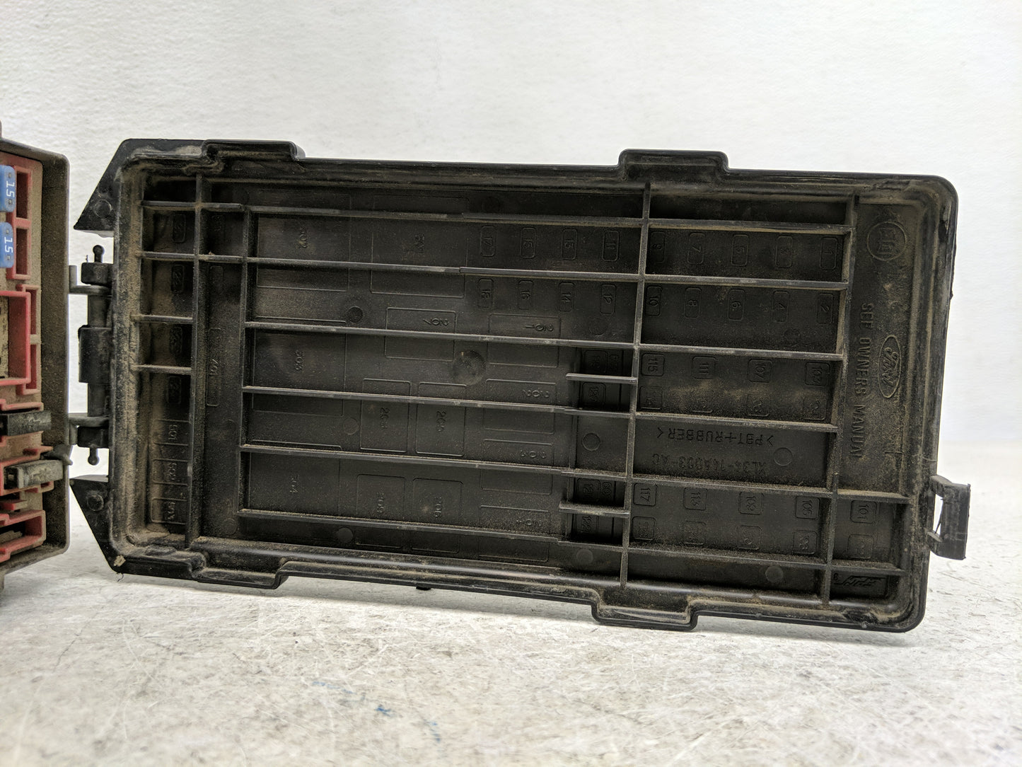 2003-2005 Ford Crown Victoria Fusebox Fuse Box Panel Relay Module P/N:3W1T-14536-A Fits Fits 2003 2004 2005 OEM Used Auto Pa