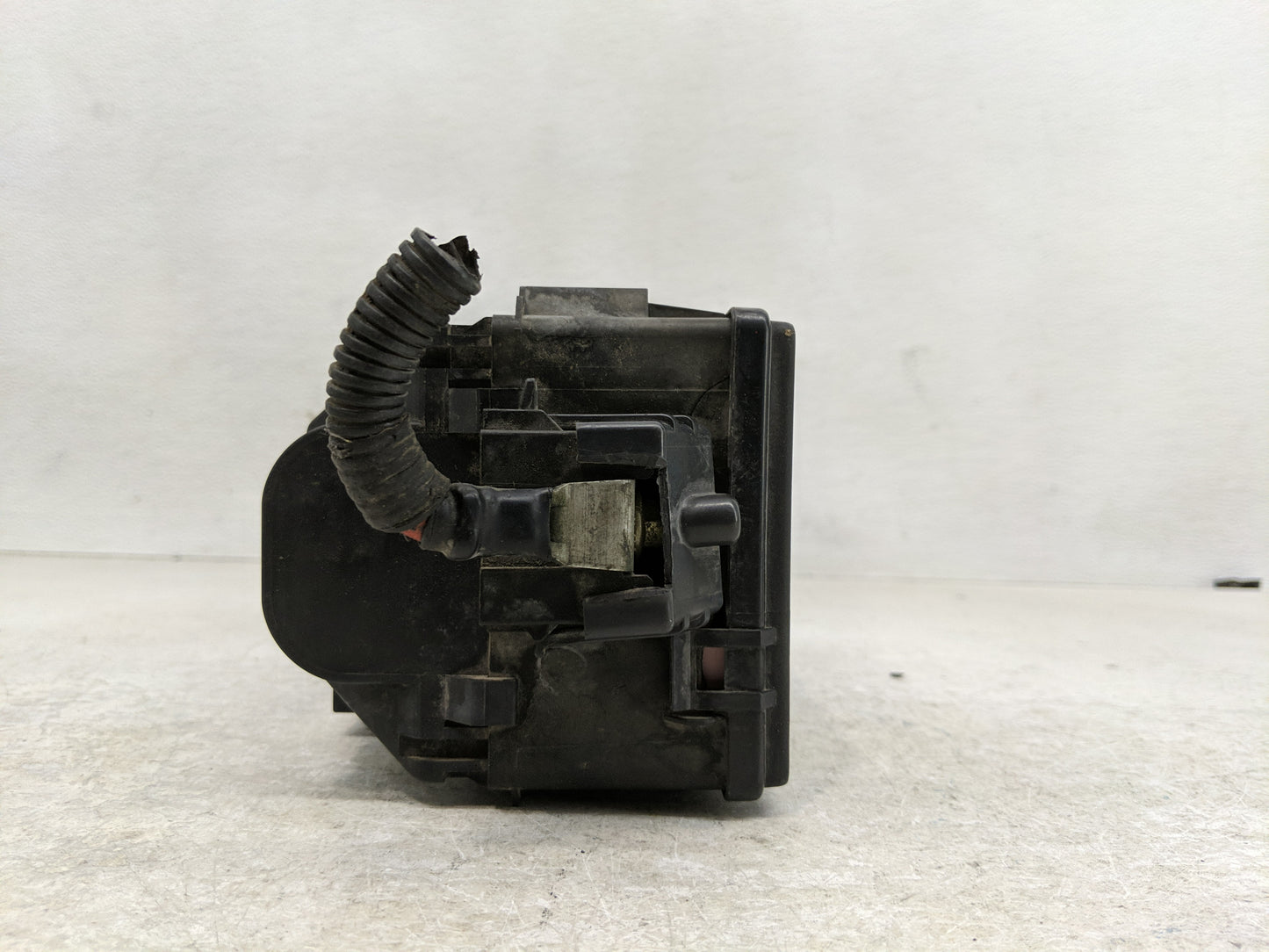 2003-2005 Ford Crown Victoria Fusebox Fuse Box Panel Relay Module P/N:3W1T-14536-A Fits Fits 2003 2004 2005 OEM Used Auto Pa