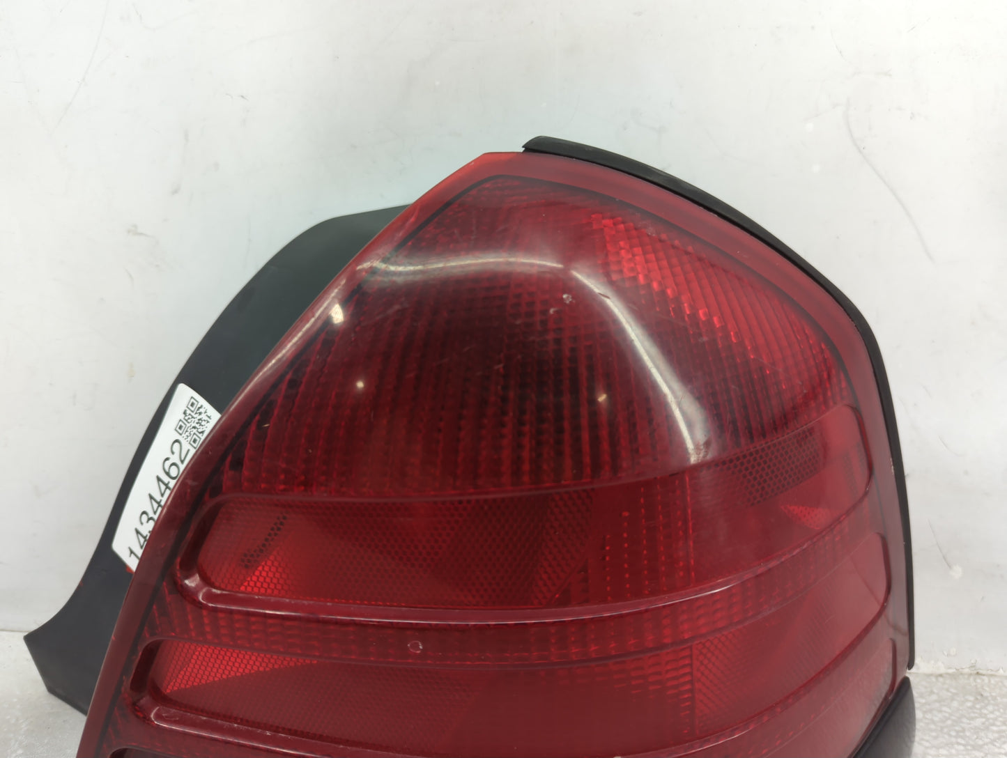 2000-2011 Ford Crown Victoria Tail Light Assembly Passenger Right OEM Fits OEM Used Auto Parts - Oemusedautoparts1.com