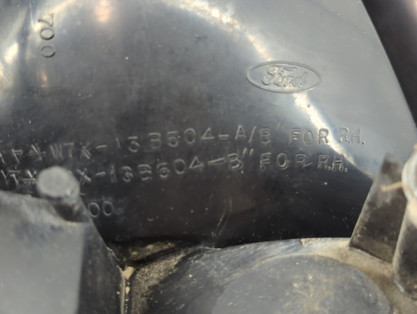 2000-2011 Ford Crown Victoria Tail Light Assembly Passenger Right OEM Fits OEM Used Auto Parts - Oemusedautoparts1.com