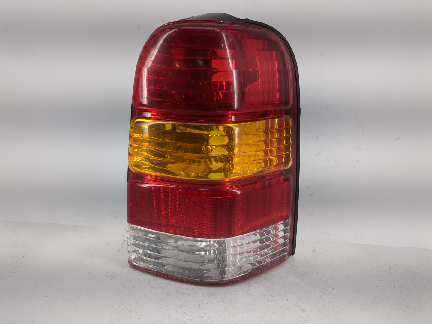2001-2007 Ford Escape Tail Light Assembly Passenger Right OEM P/N:4L84-13B504-D Fits Fits 2001 2002 2003 2004 2005 2006 2007
