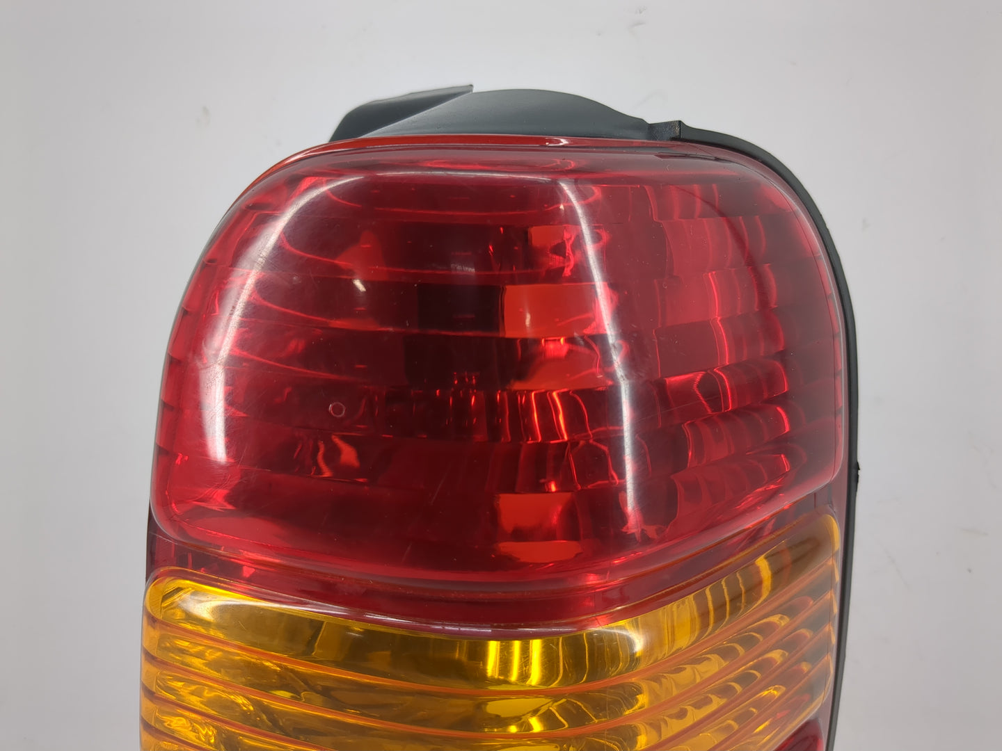 2001-2007 Ford Escape Tail Light Assembly Passenger Right OEM P/N:4L84-13B504-D Fits Fits 2001 2002 2003 2004 2005 2006 2007