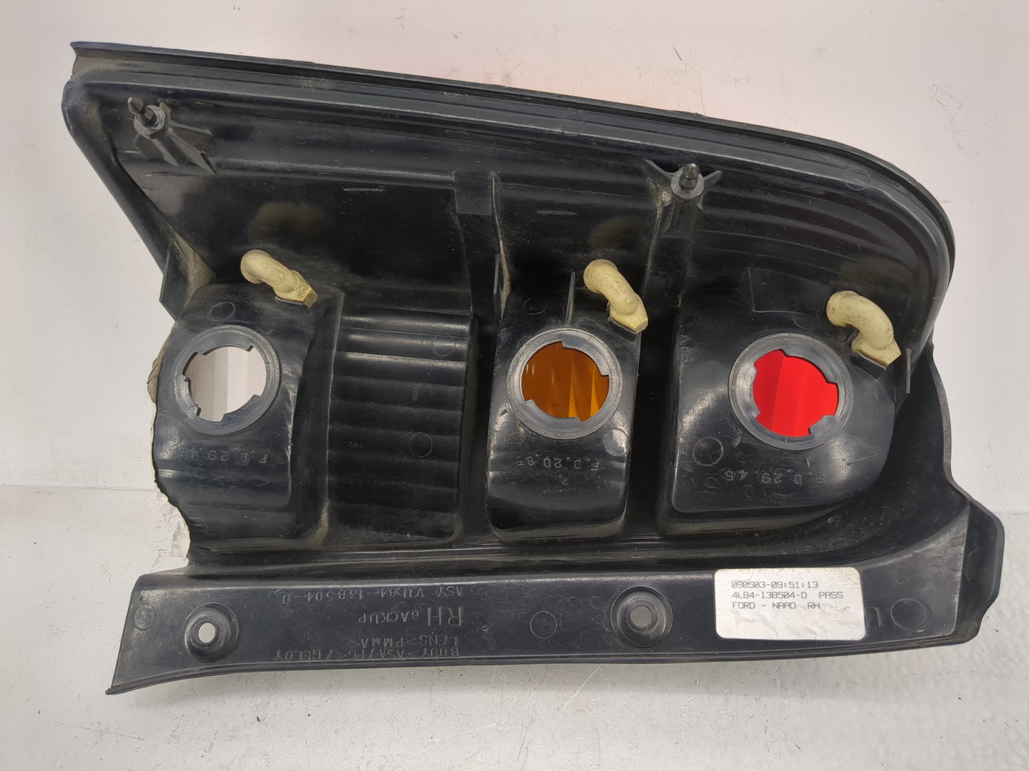 2001-2007 Ford Escape Tail Light Assembly Passenger Right OEM P/N:4L84-13B504-D Fits Fits 2001 2002 2003 2004 2005 2006 2007