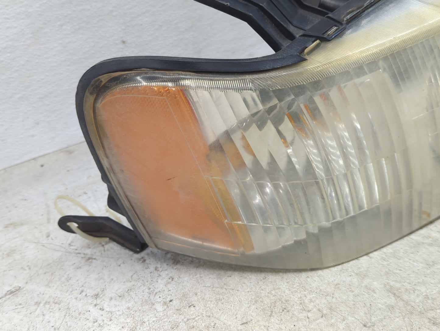 2001-2004 Ford Escape Passenger Right Oem Head Light Headlight Lamp - Oemusedautoparts1.com