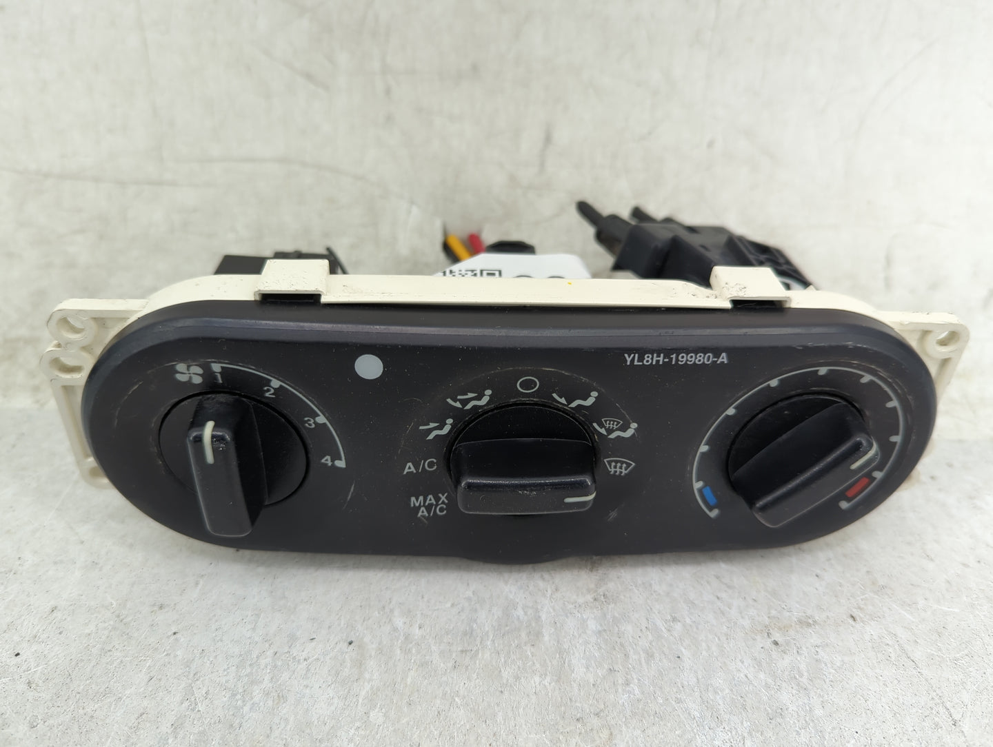 2002-2007 Ford Escape Climate Control Module Temperature AC/Heater Replacement P/N:YL8H-19980-A Fits OEM Used Auto Parts - O