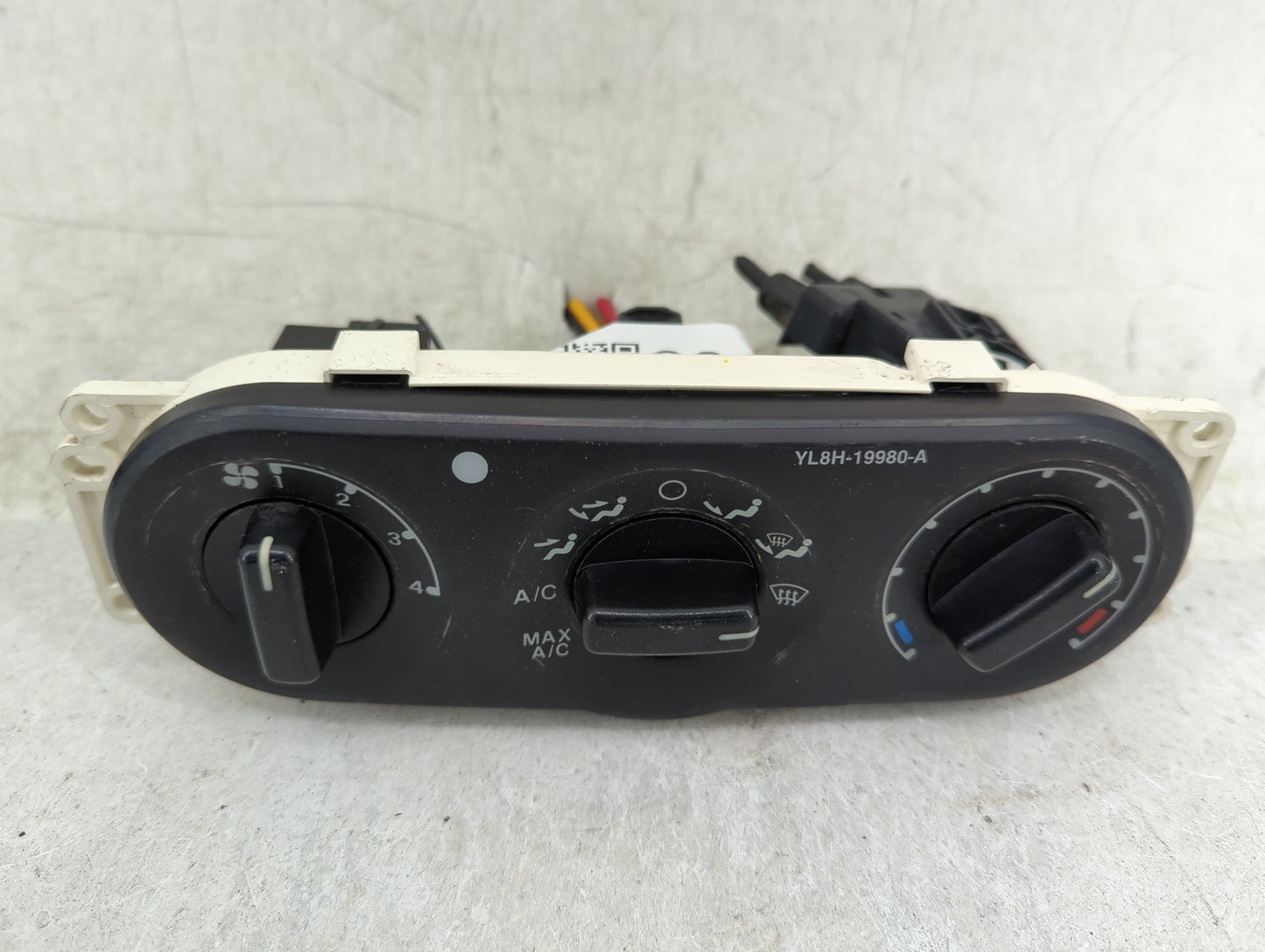 2002-2007 Ford Escape Climate Control Module Temperature AC/Heater Replacement P/N:YL8H-19980-A Fits OEM Used Auto Parts - O