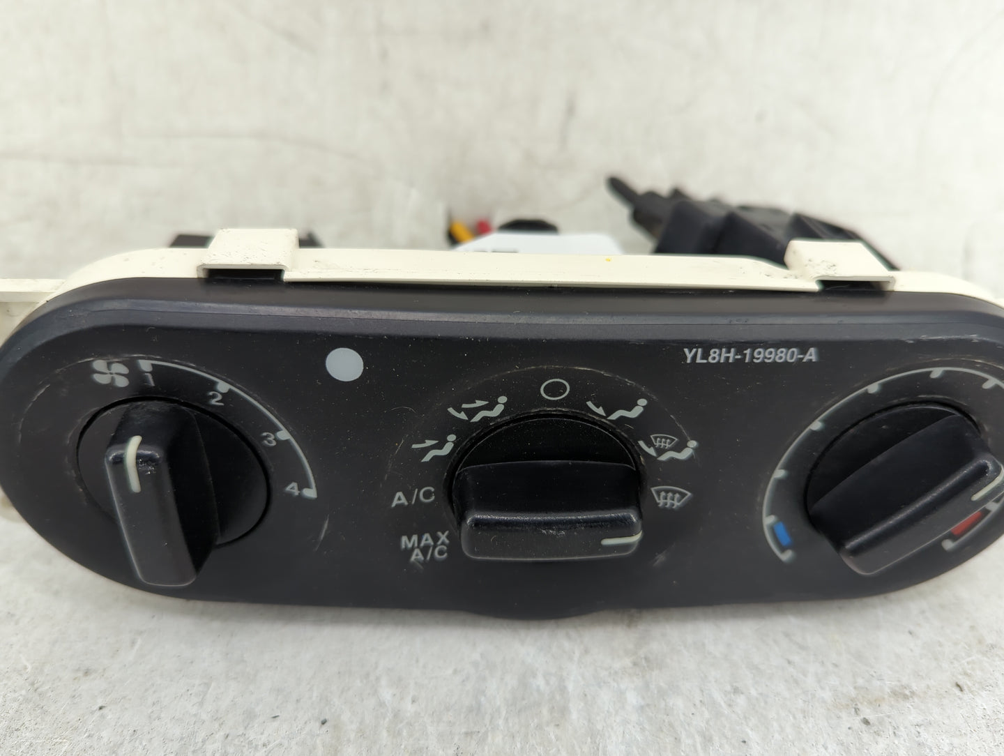2002-2007 Ford Escape Climate Control Module Temperature AC/Heater Replacement P/N:YL8H-19980-A Fits OEM Used Auto Parts - O