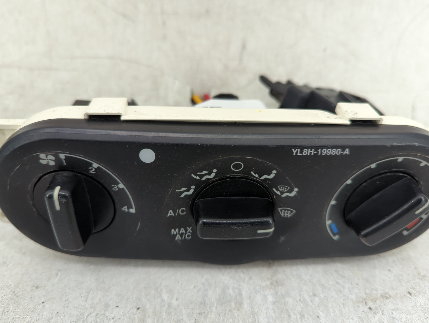 2002-2007 Ford Escape Climate Control Module Temperature AC/Heater Replacement P/N:YL8H-19980-A Fits OEM Used Auto Parts - O