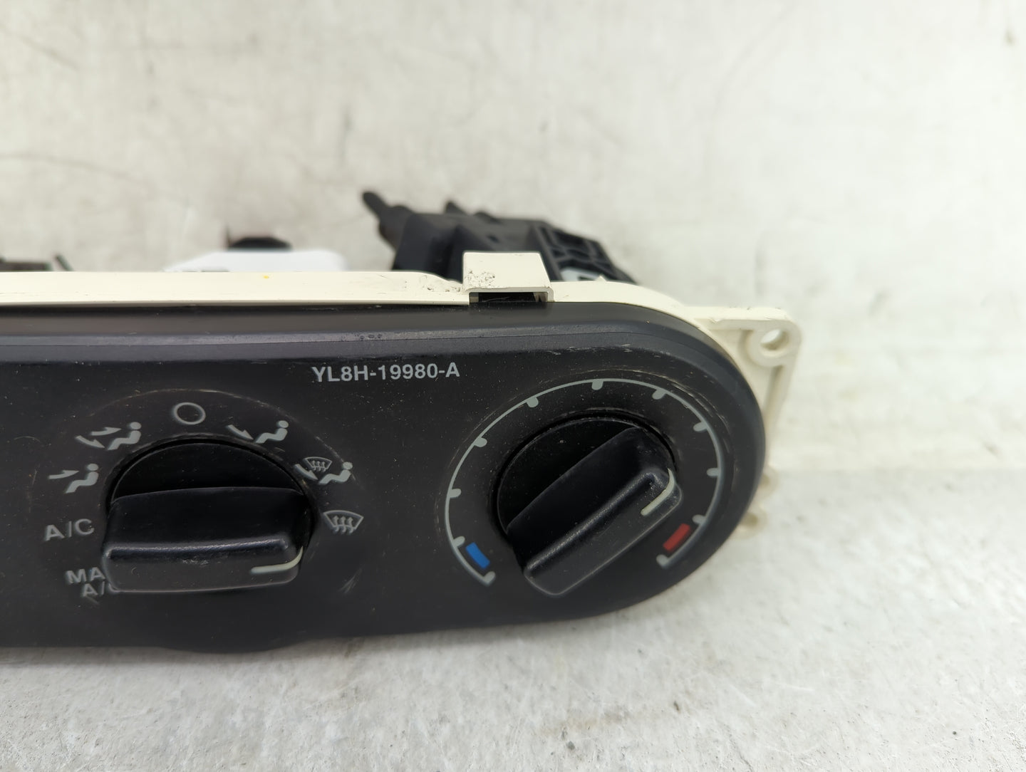 2002-2007 Ford Escape Climate Control Module Temperature AC/Heater Replacement P/N:YL8H-19980-A Fits OEM Used Auto Parts - O