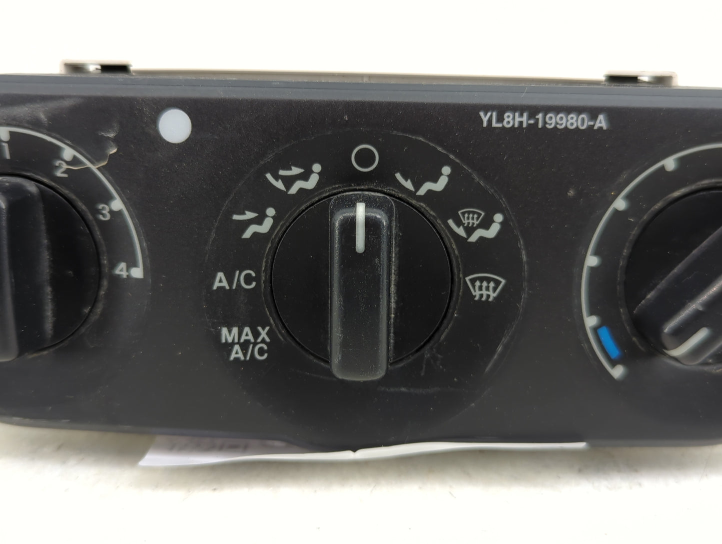 2002-2007 Ford Escape Climate Control Module Temperature AC/Heater Replacement P/N:YL8H-19980-A Fits OEM Used Auto Parts - O
