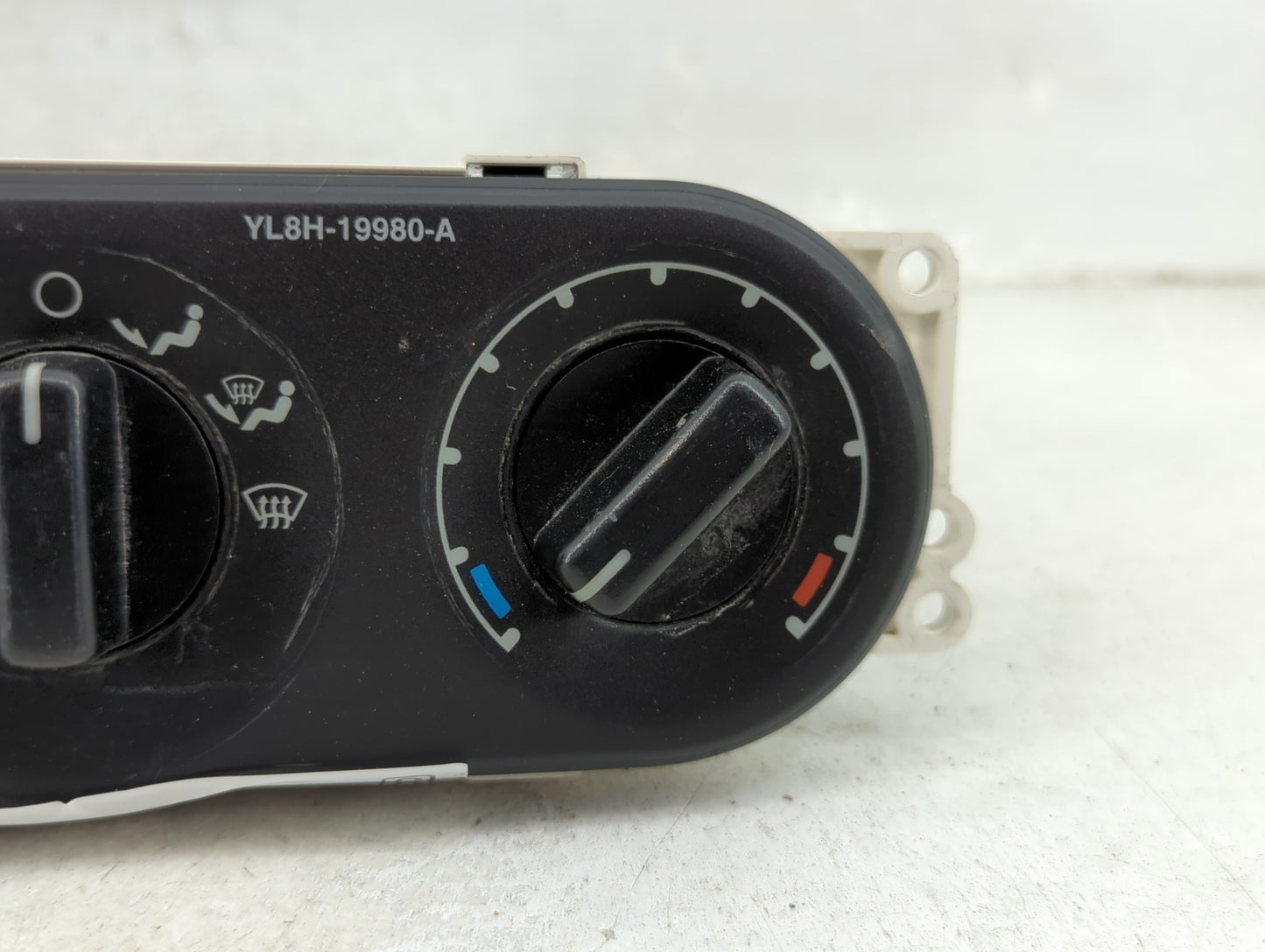 2002-2007 Ford Escape Climate Control Module Temperature AC/Heater Replacement P/N:YL8H-19980-A Fits OEM Used Auto Parts - O