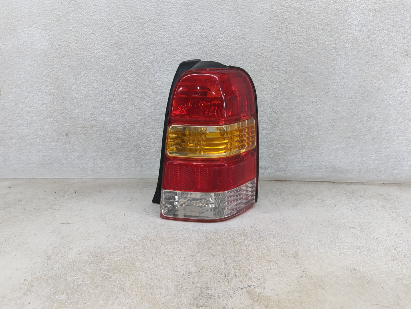 2001-2007 Ford Escape Tail Light Assembly Passenger Right OEM Fits Fits 2001 2002 2003 2004 2005 2006 2007 OEM Used Auto Par