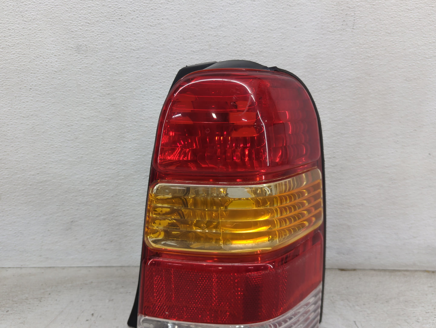 2001-2007 Ford Escape Tail Light Assembly Passenger Right OEM Fits Fits 2001 2002 2003 2004 2005 2006 2007 OEM Used Auto Par