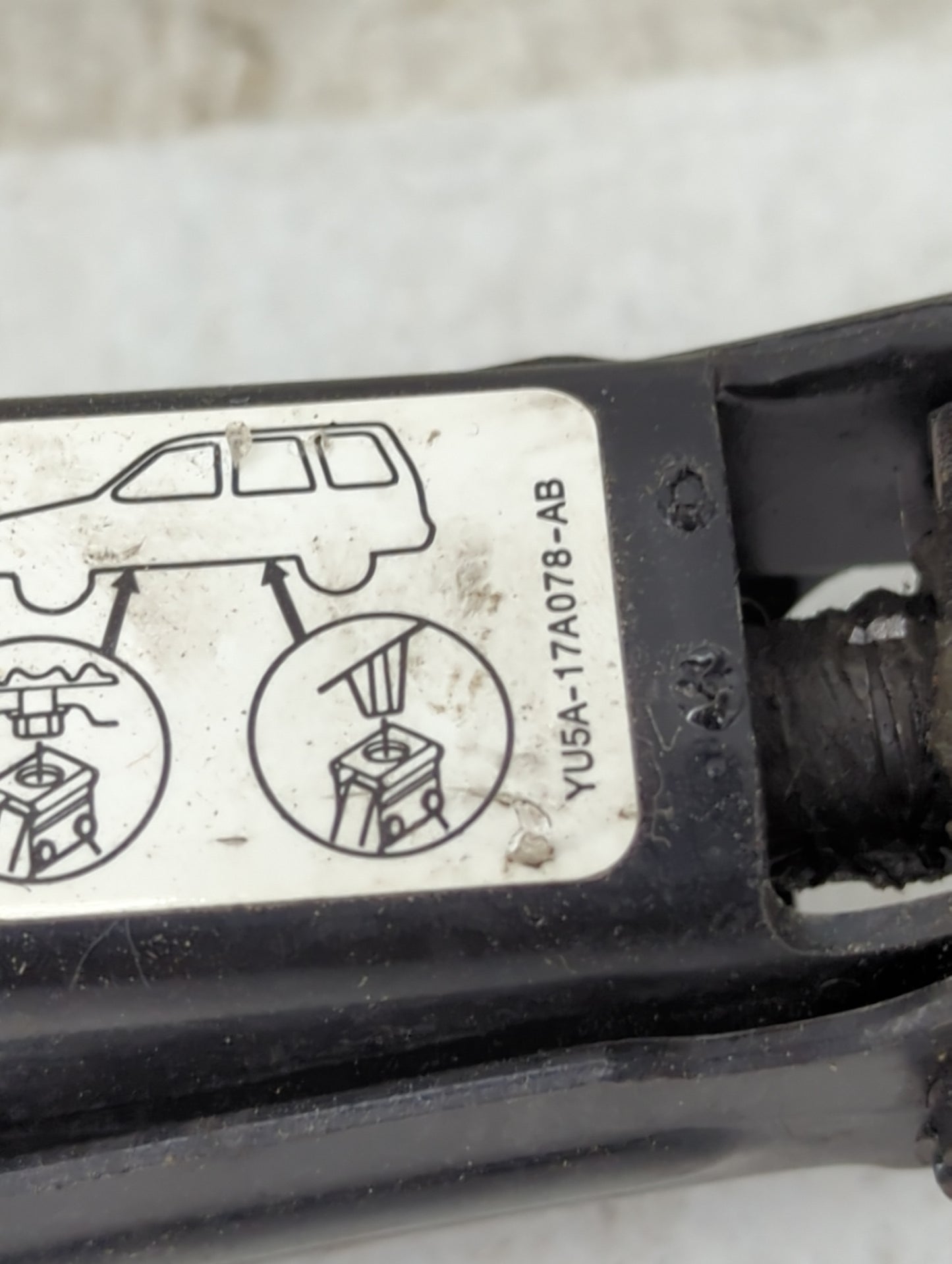 2004 Ford Escape Spare Scissor Car Jack 1460155 - Oemusedautoparts1.com