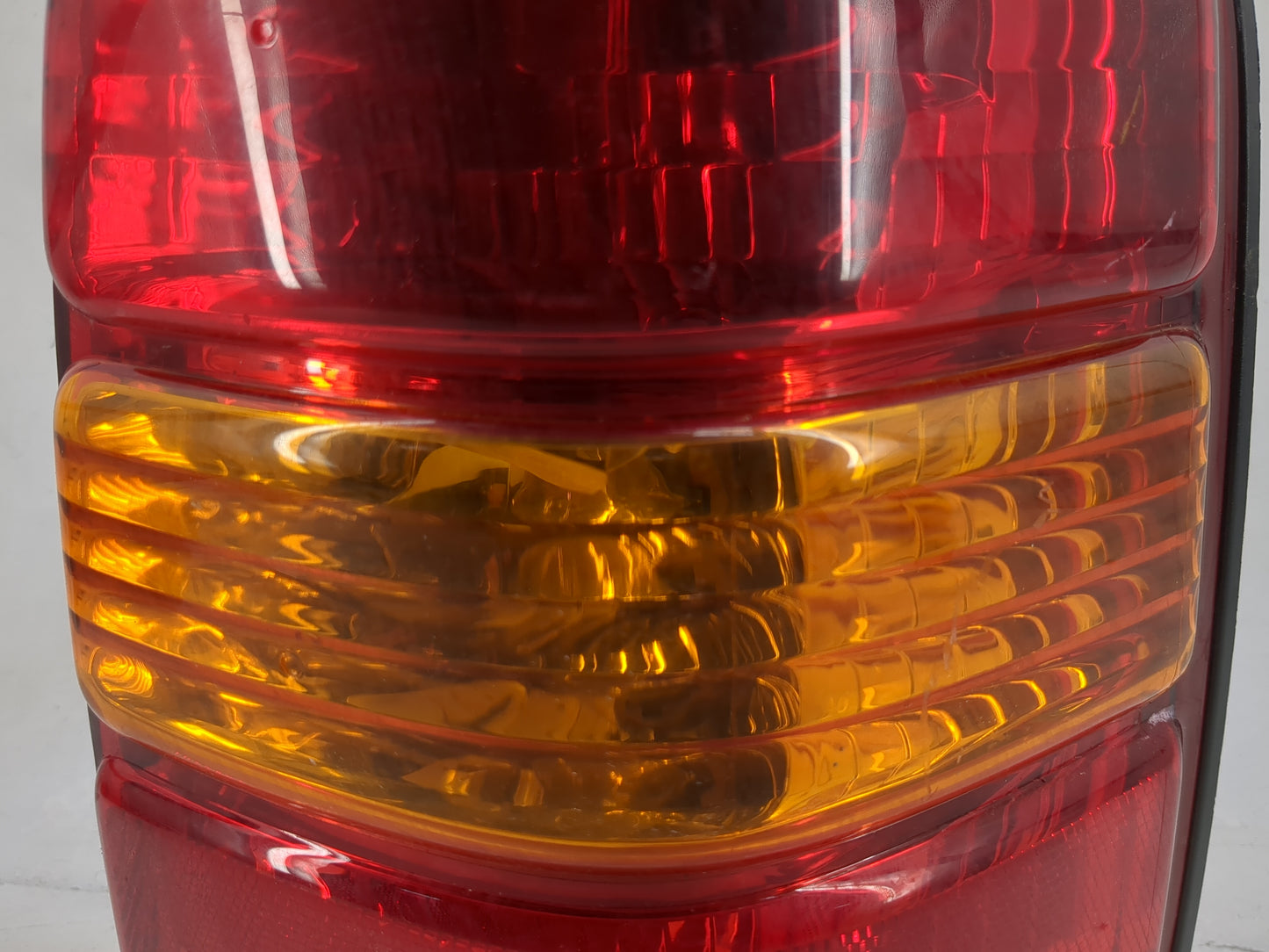 2001-2007 Ford Escape Tail Light Assembly Passenger Right OEM P/N:4L84-13B504-D Fits Fits 2001 2002 2003 2004 2005 2006 2007