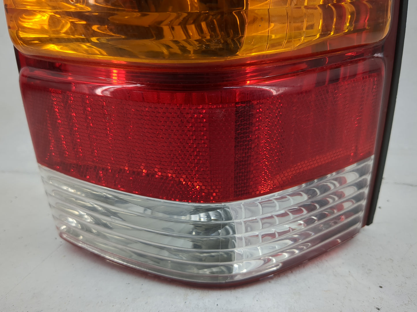 2001-2007 Ford Escape Tail Light Assembly Passenger Right OEM P/N:4L84-13B504-D Fits Fits 2001 2002 2003 2004 2005 2006 2007