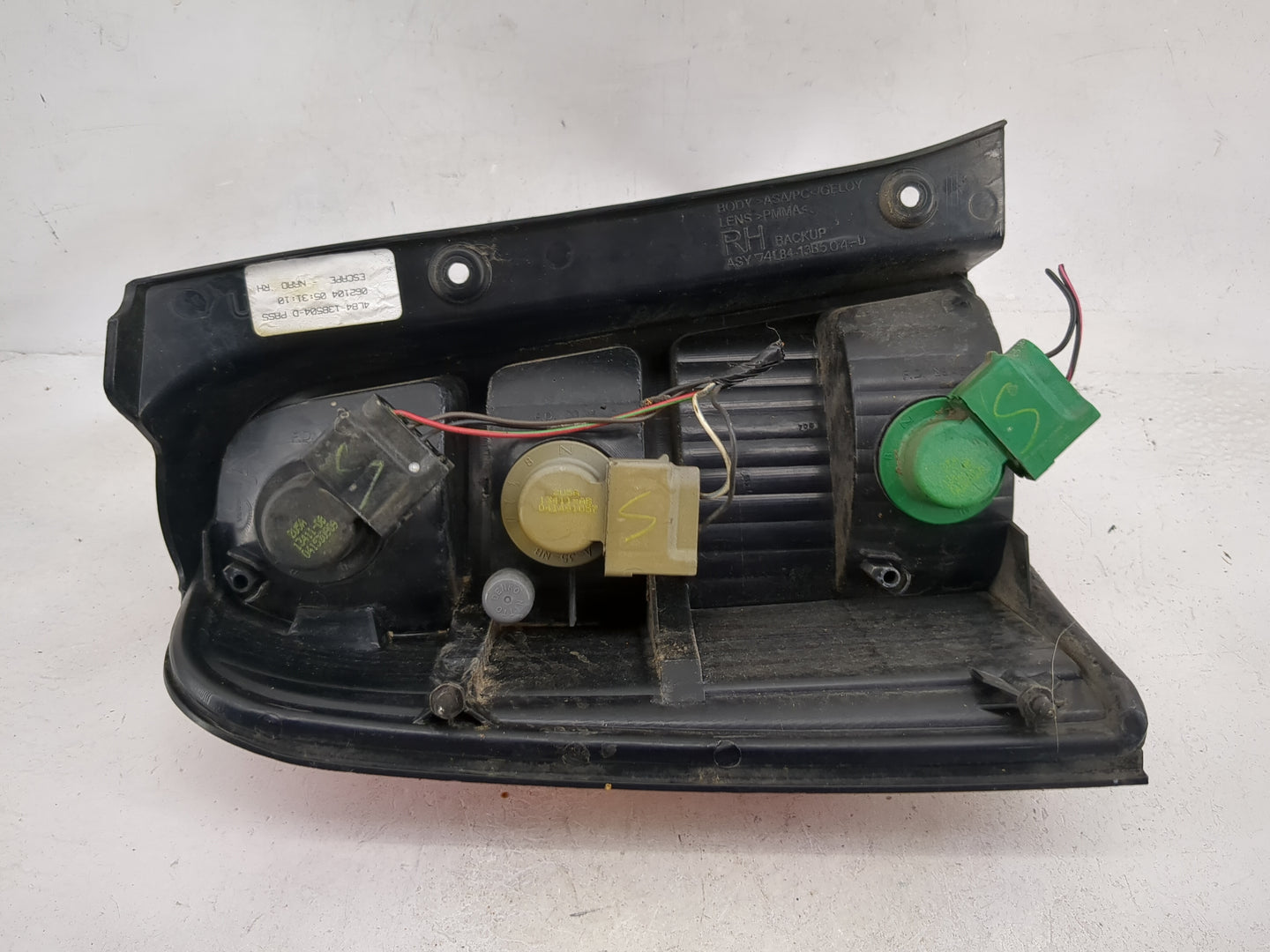 2001-2007 Ford Escape Tail Light Assembly Passenger Right OEM P/N:4L84-13B504-D Fits Fits 2001 2002 2003 2004 2005 2006 2007