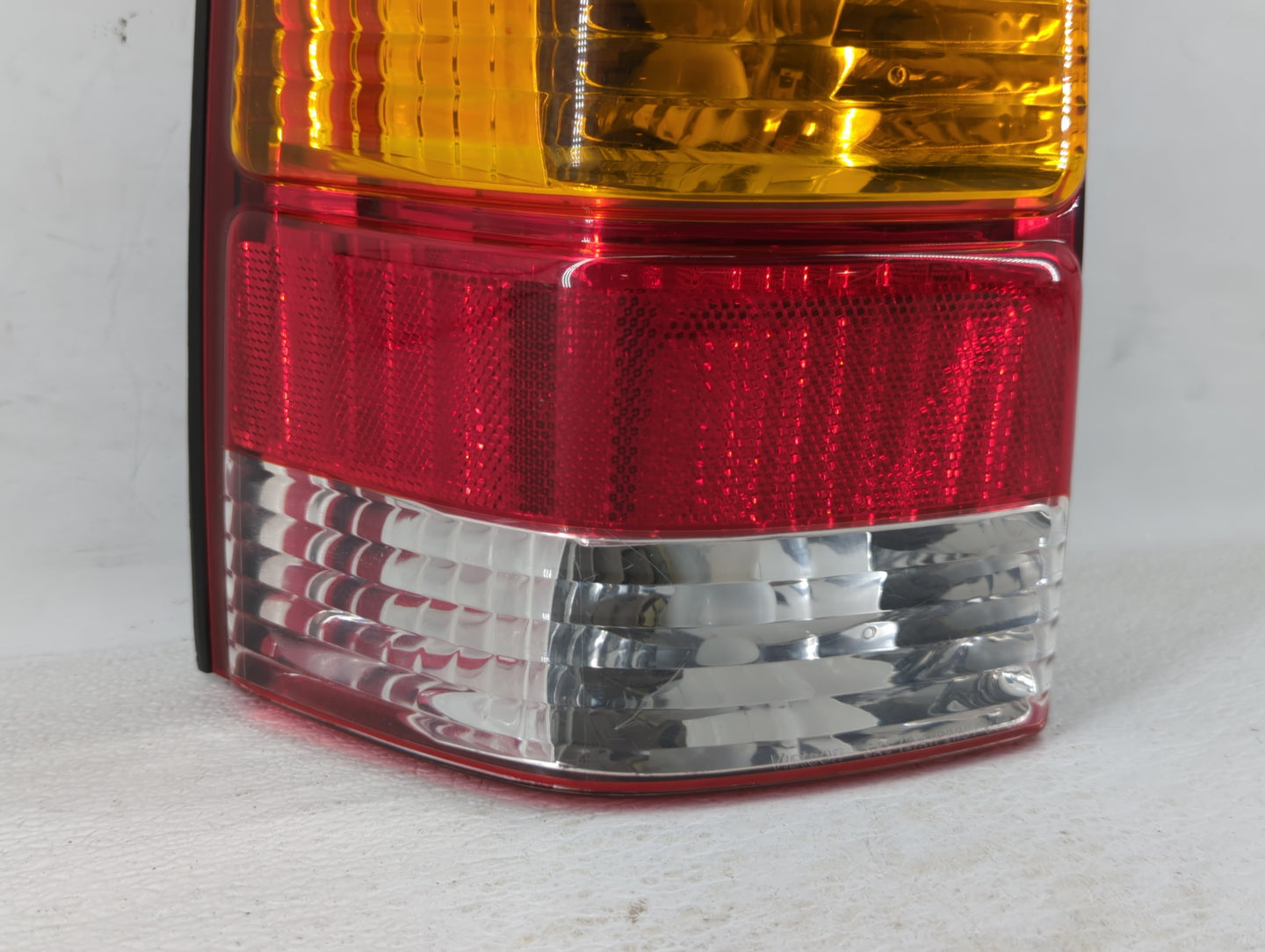 2001-2007 Ford Escape Tail Light Assembly Driver Left OEM P/N:4L84-13B505-D 1L84-13B505-D Fits OEM Used Auto Parts - Oemused