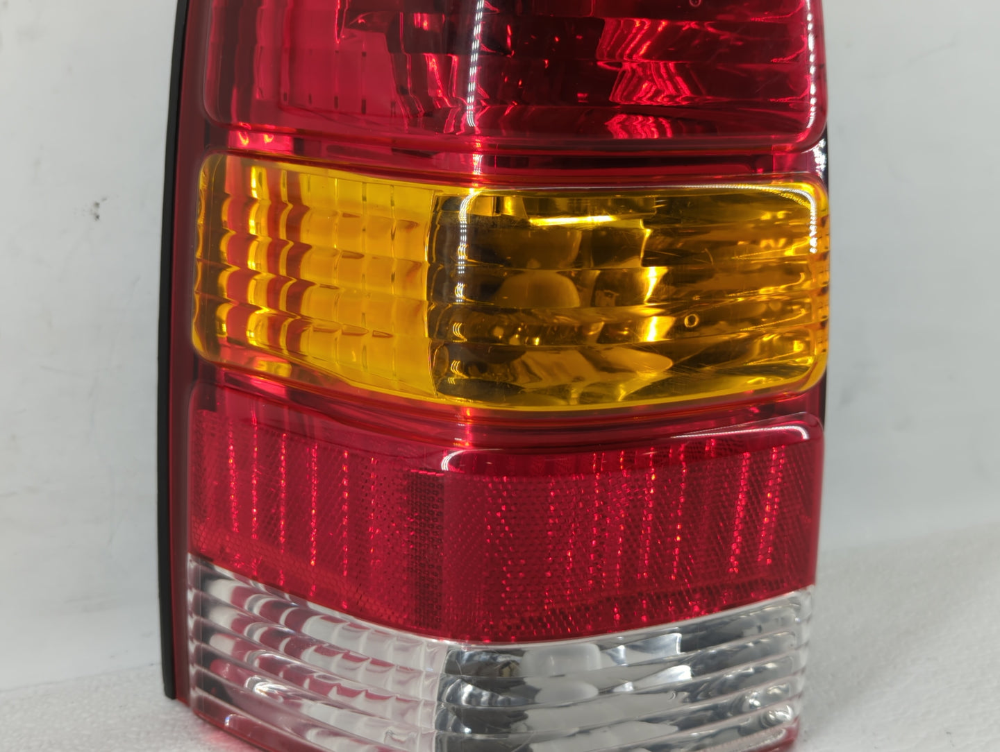 2001-2007 Ford Escape Tail Light Assembly Driver Left OEM P/N:4L84-13B505-D 1L84-13B505-D Fits OEM Used Auto Parts - Oemused