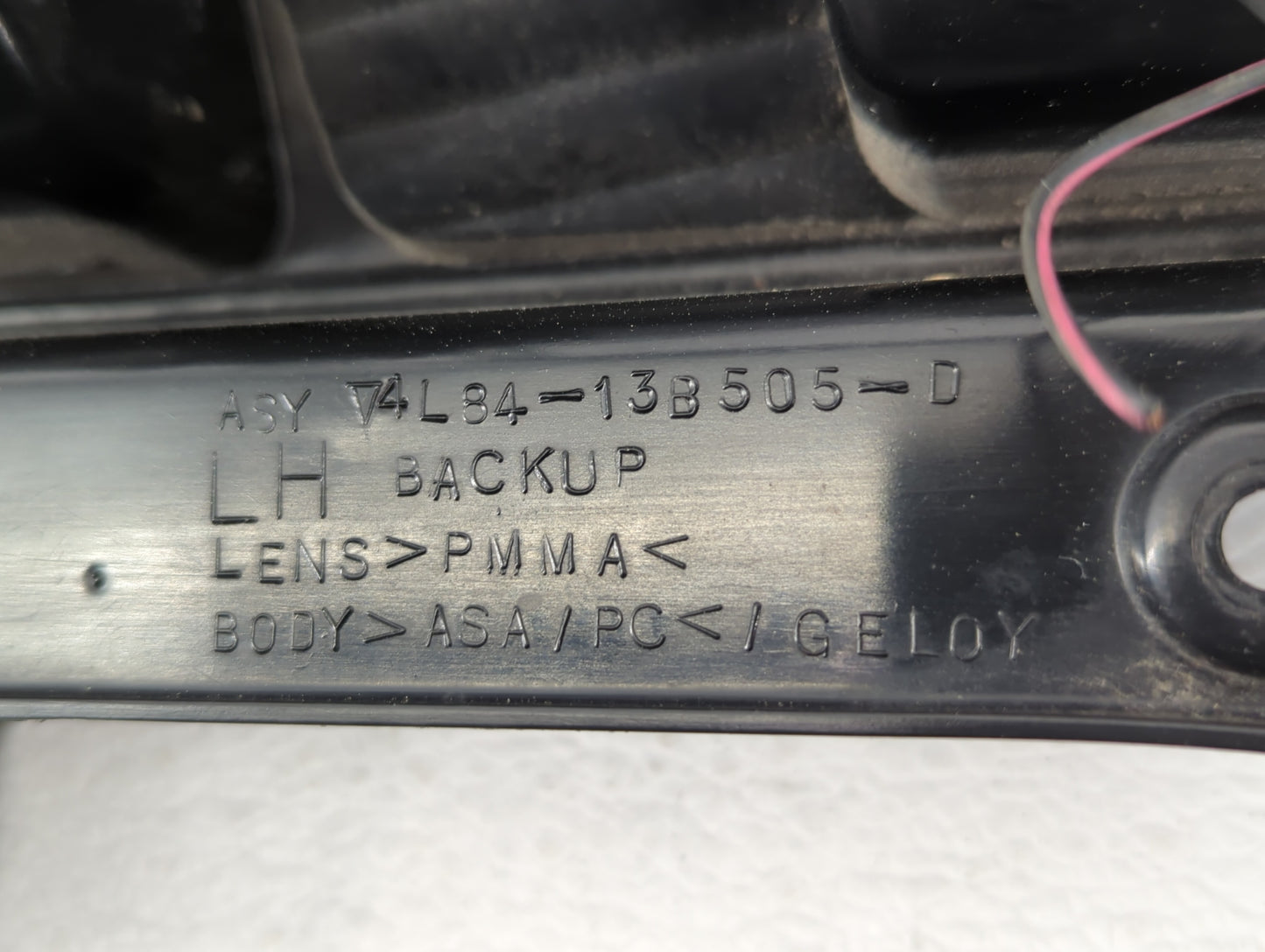 2001-2007 Ford Escape Tail Light Assembly Driver Left OEM P/N:4L84-13B505-D 1L84-13B505-D Fits OEM Used Auto Parts - Oemused