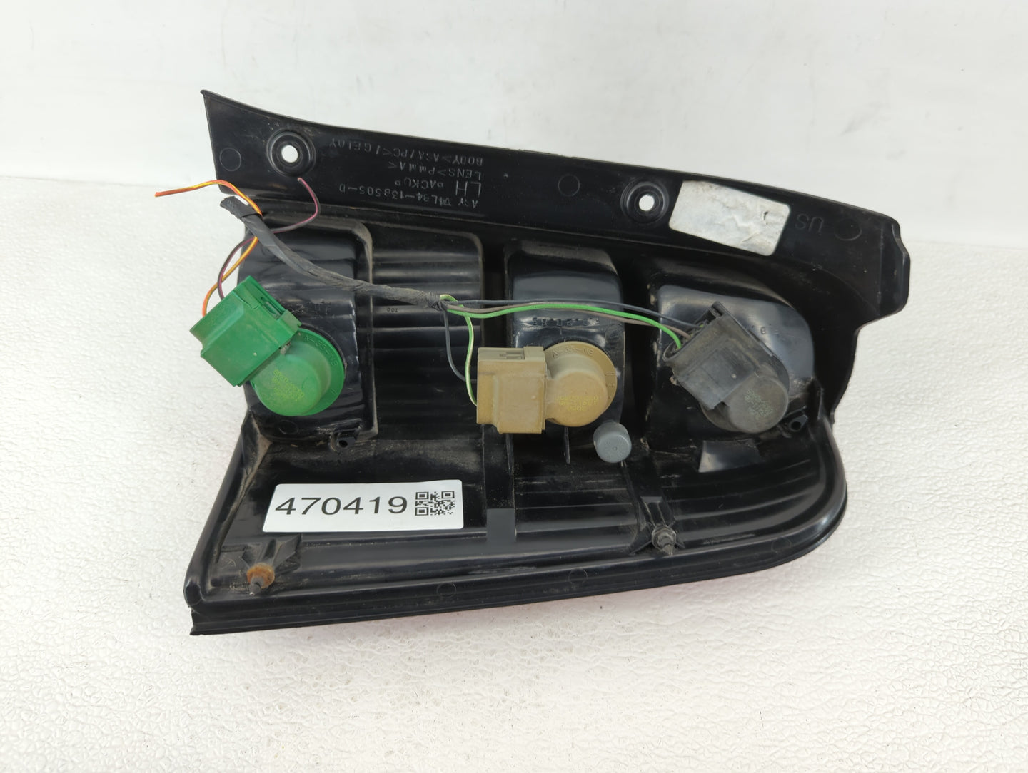 2001-2007 Ford Escape Tail Light Assembly Driver Left OEM P/N:4L84-13B505-D 1L84-13B505-D Fits OEM Used Auto Parts - Oemused