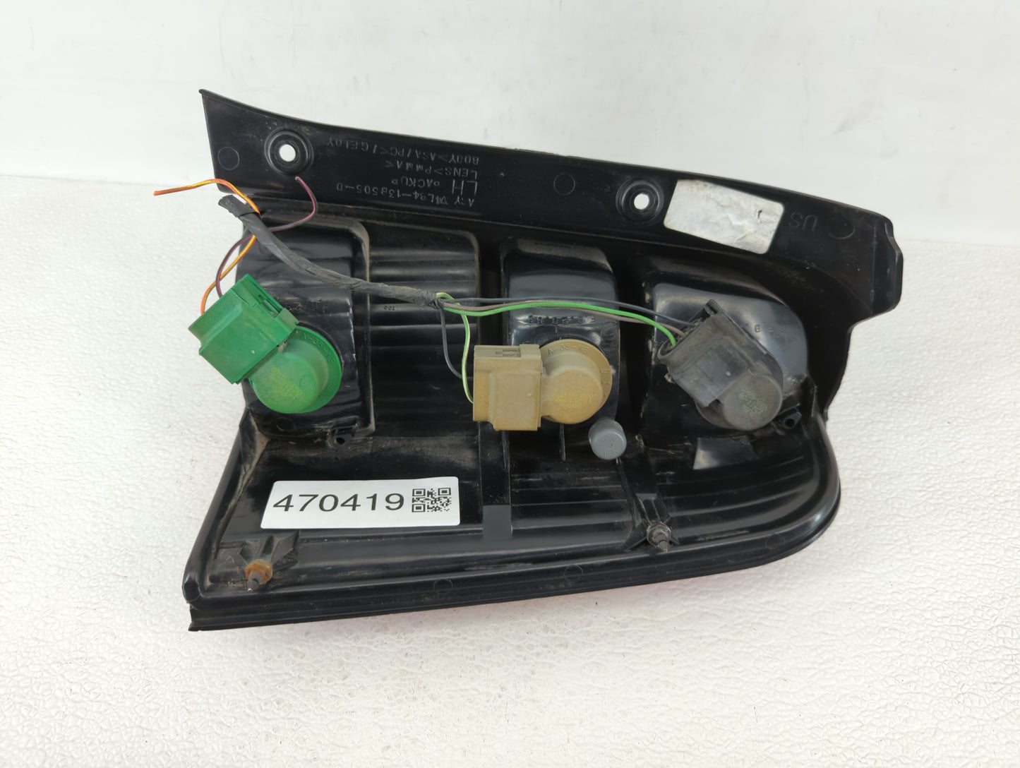 2001-2007 Ford Escape Tail Light Assembly Driver Left OEM P/N:4L84-13B505-D 1L84-13B505-D Fits OEM Used Auto Parts - Oemused