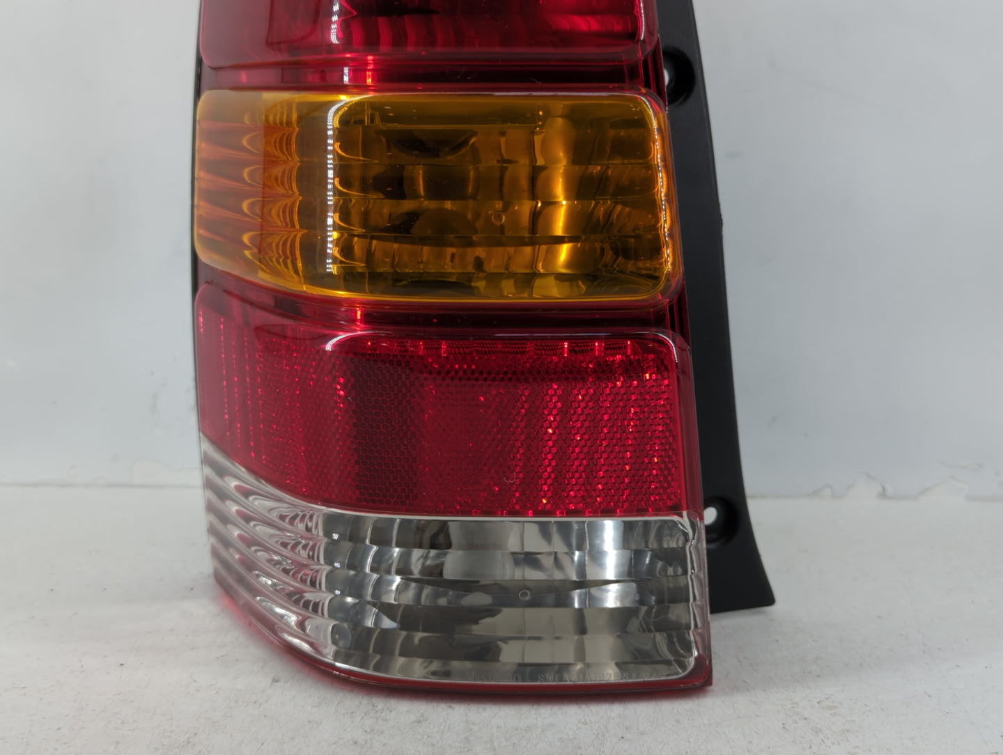 2001-2007 Ford Escape Tail Light Assembly Driver Left OEM P/N:4L84-13B505-D Fits Fits 2001 2002 2003 2004 2005 2006 2007 OEM