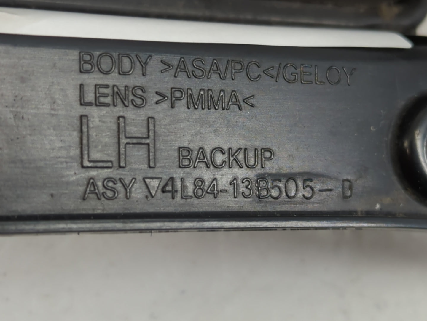 2001-2007 Ford Escape Rear Center Lid Brake Light Tail Light P/N:4l84-13b505-d Fits Fits 2001 2002 2003 2004 2005 2006 2007 
