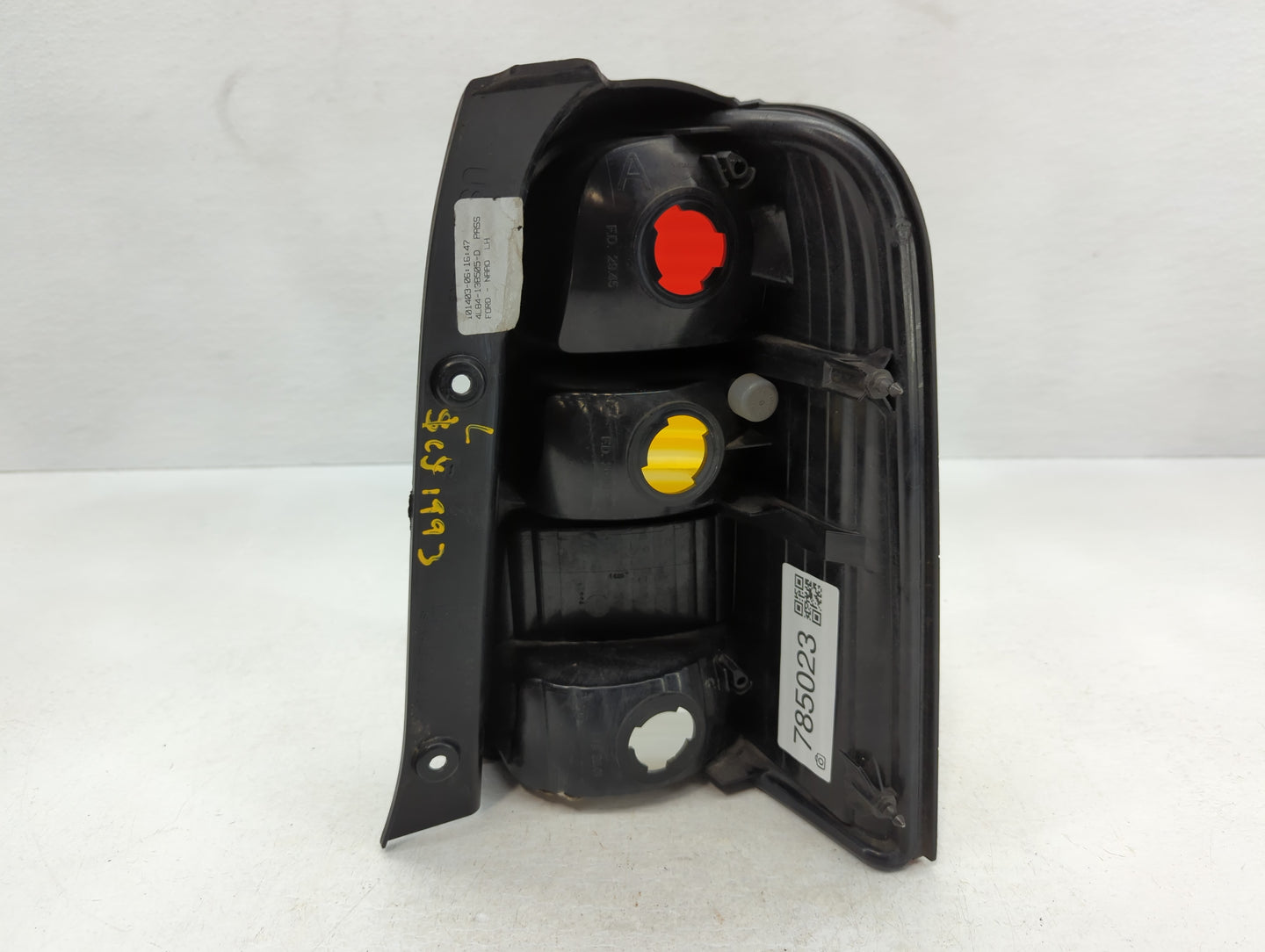 2001-2007 Ford Escape Tail Light Assembly Driver Left OEM P/N:4L84-13B505-D Fits Fits 2001 2002 2003 2004 2005 2006 2007 OEM