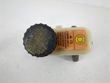 2001-2004 Ford Escape Brake Master Cylinder 863964