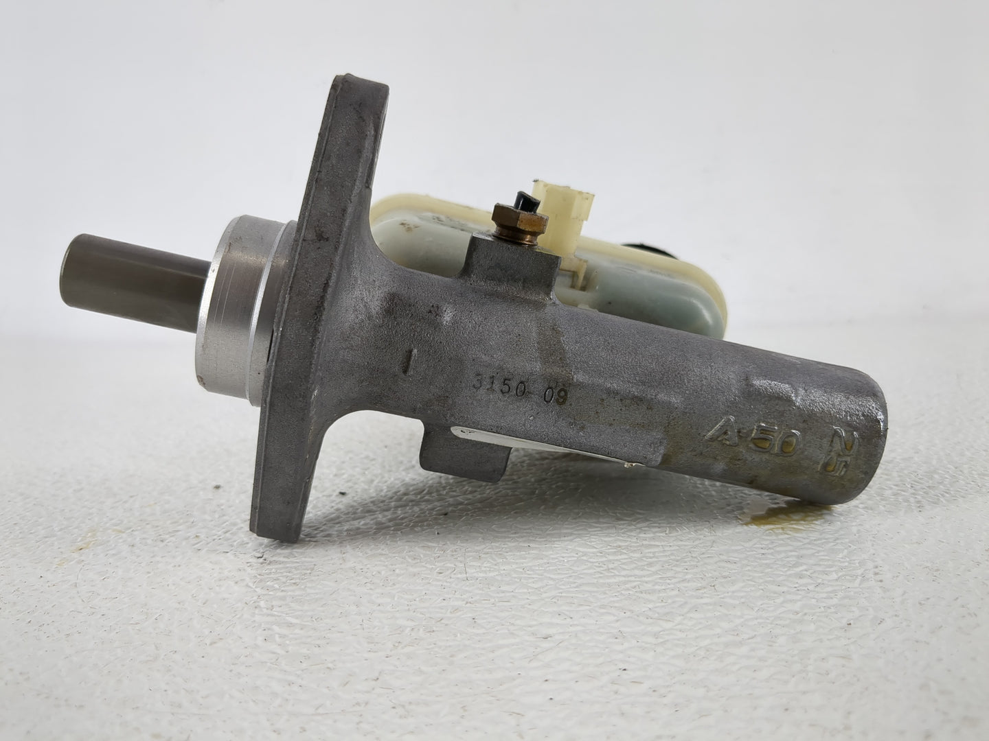 2001-2004 Ford Escape Brake Master Cylinder 863964 - Oemusedautoparts1.com