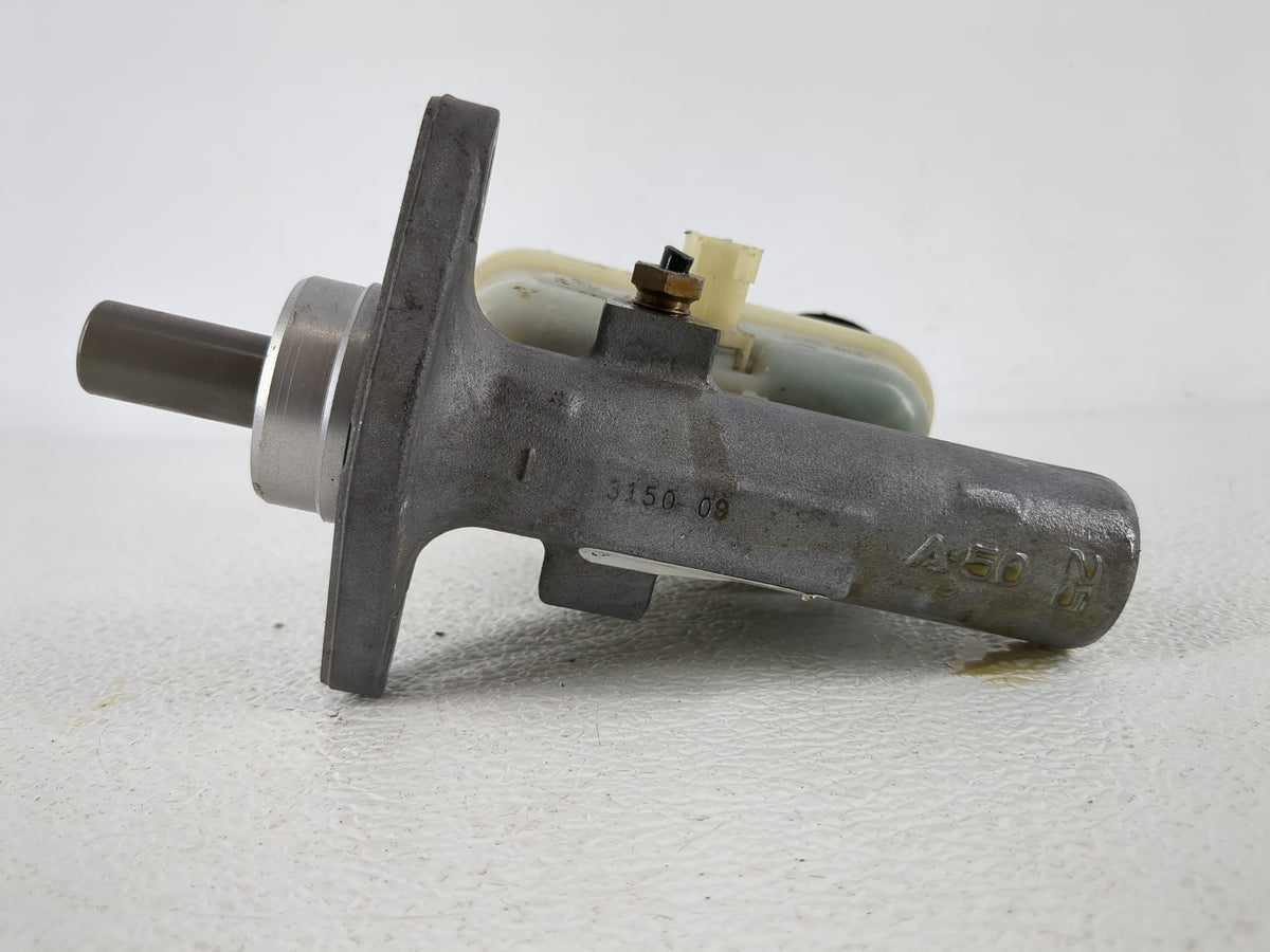 2001-2004 Ford Escape Brake Master Cylinder 863964 - Oemusedautoparts1.com