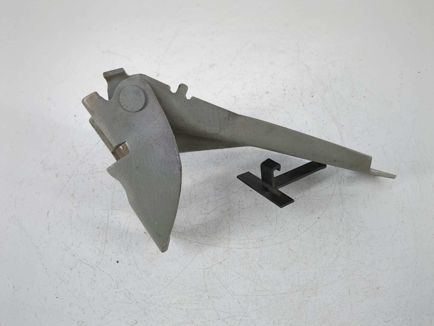 2004 Ford Escape Passenger Hood Hinge - Oemusedautoparts1.com