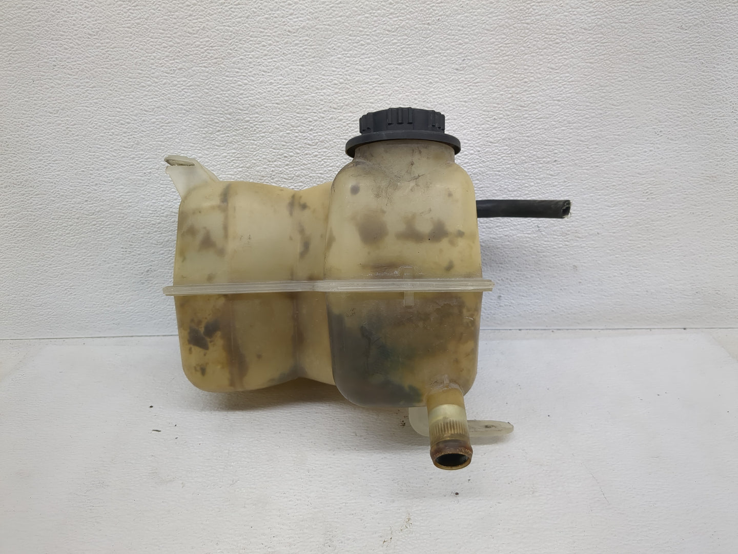 2003 Ford Expedition Radiator Coolant Overflow Expansion Tank Bottle 1192440 - Oemusedautoparts1.com